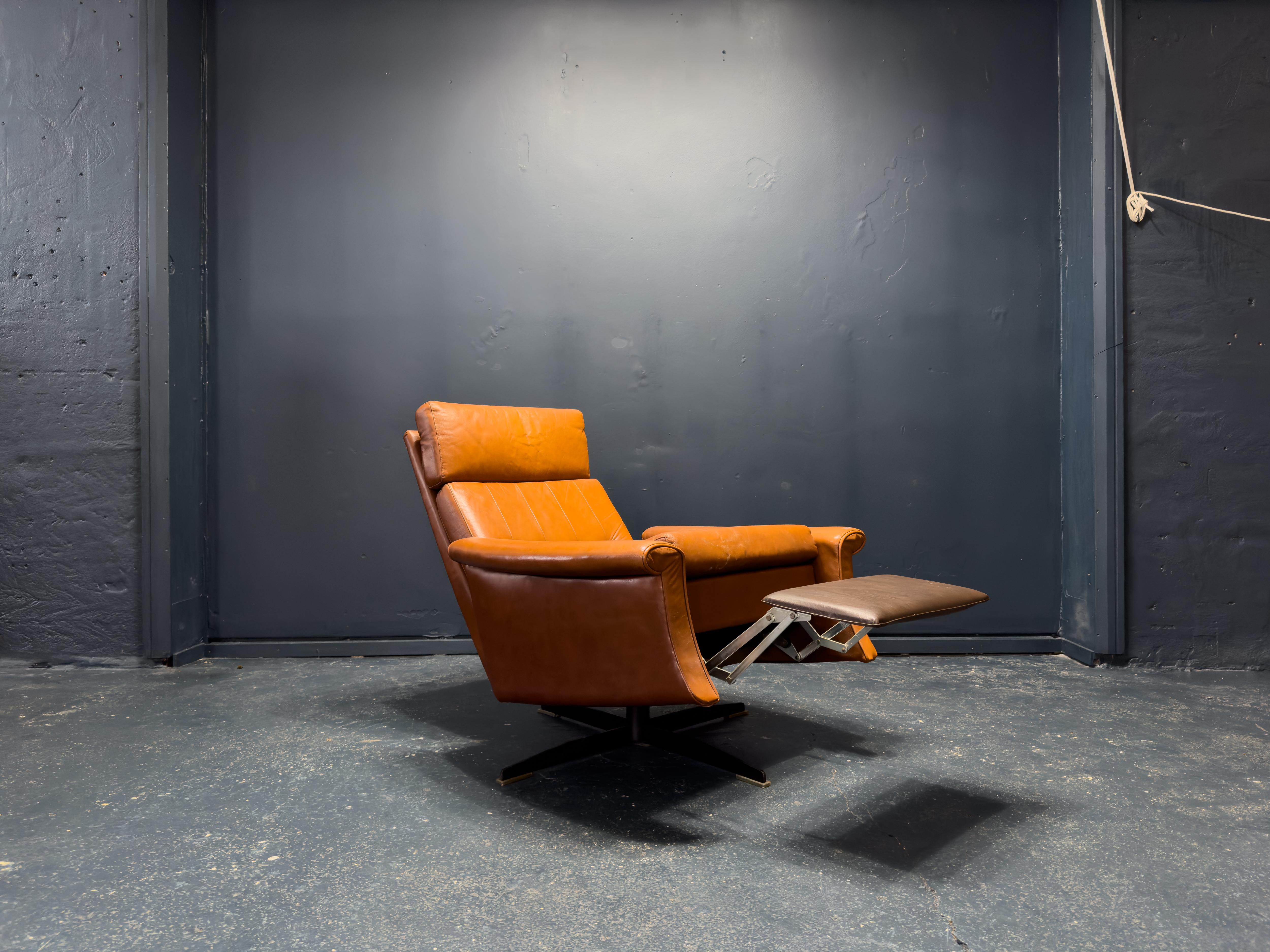Tan Leather Reclining Chair In Good Condition In London, GB