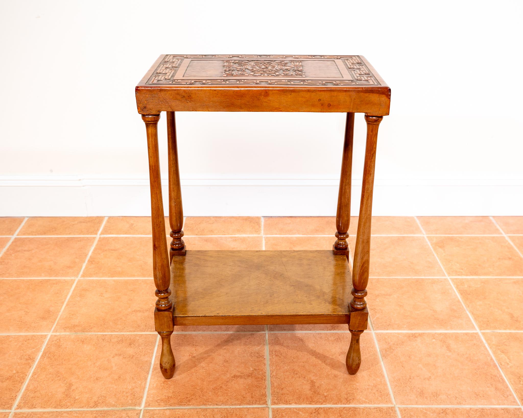 Un tavolo in pelle goffrata, meravigliosamente decorativo e molto raro, risalente alla metà del secolo scorso, in ottime condizioni. Realizzato in Perù, probabilmente negli anni '60, questo pezzo decorativo di spicco è un pratico tavolino e
