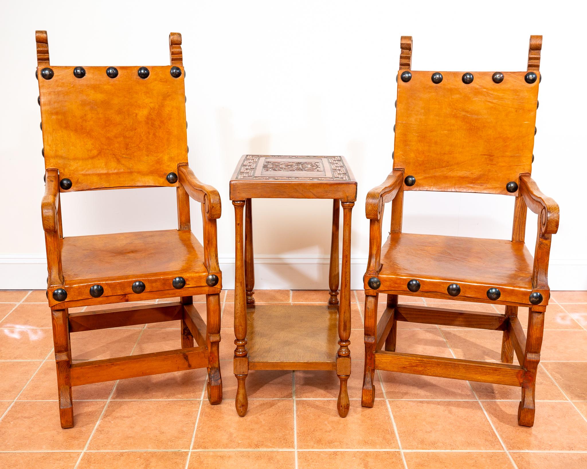 Intagliato a mano Tavolino in pelle Tan 1960 Perù goffrato Mid Century Geometrico Viracocha in vendita