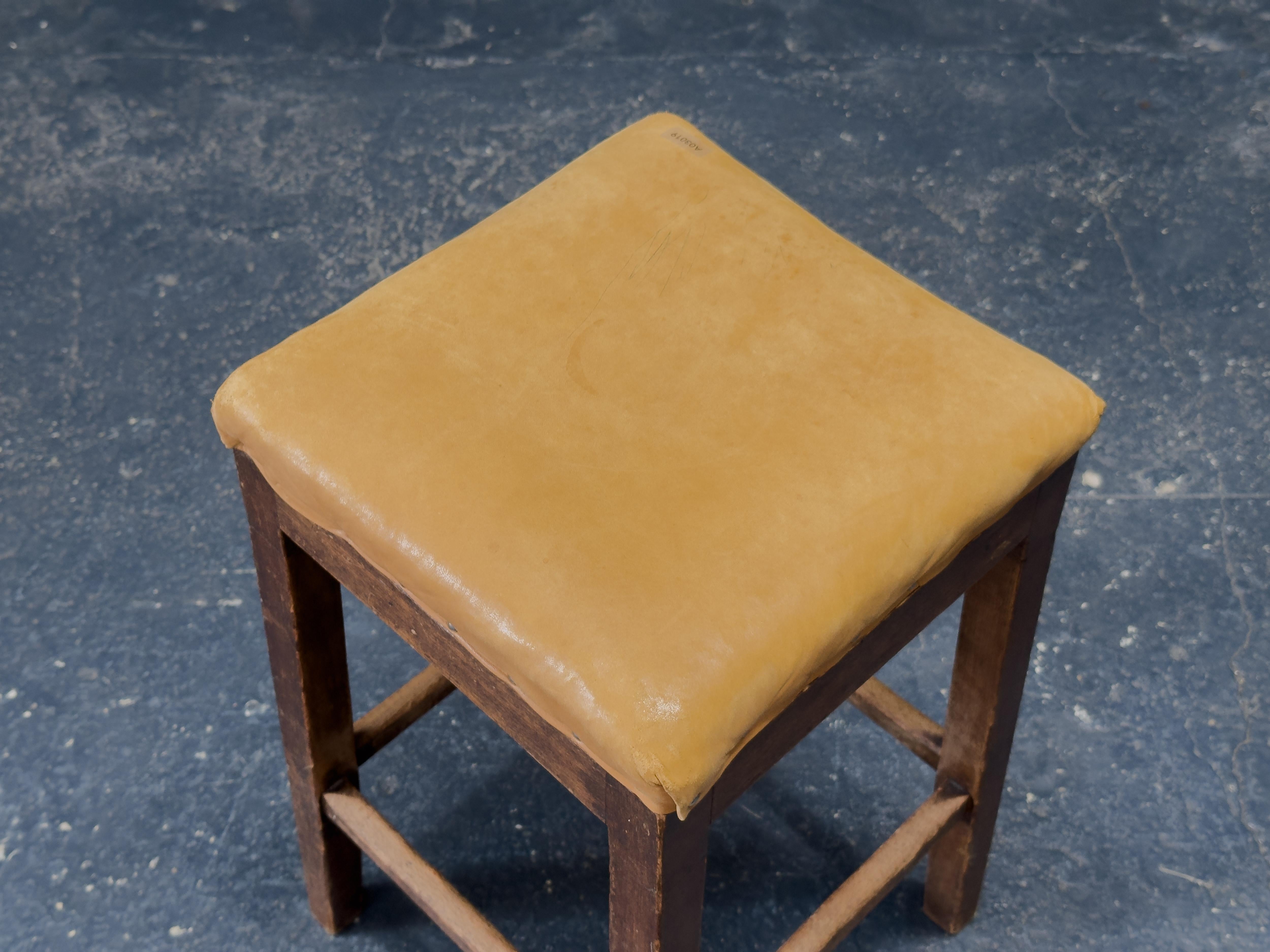 Tan Leder Hocker im Angebot 1