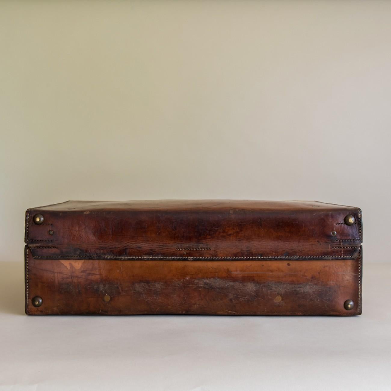 Early 20th Century Tan Leather Suitcase, circa 1900.