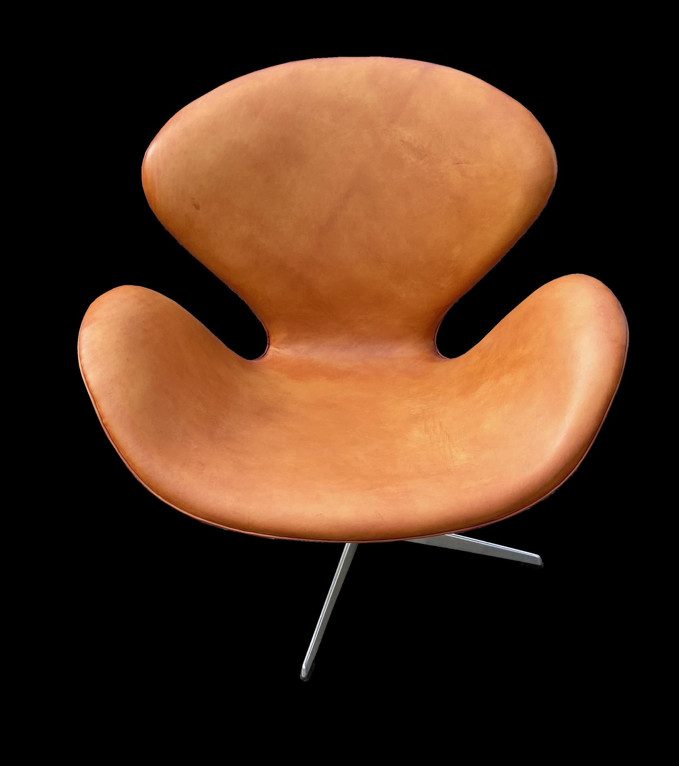 This is a nice example of the famous Swan chair designed by Arne Jacobsen in 1956 and, along with it's big brother, the Egg chair, was designed for use in the SAS Hotel in Copenhagen, and proved so popular that they have been in production ever