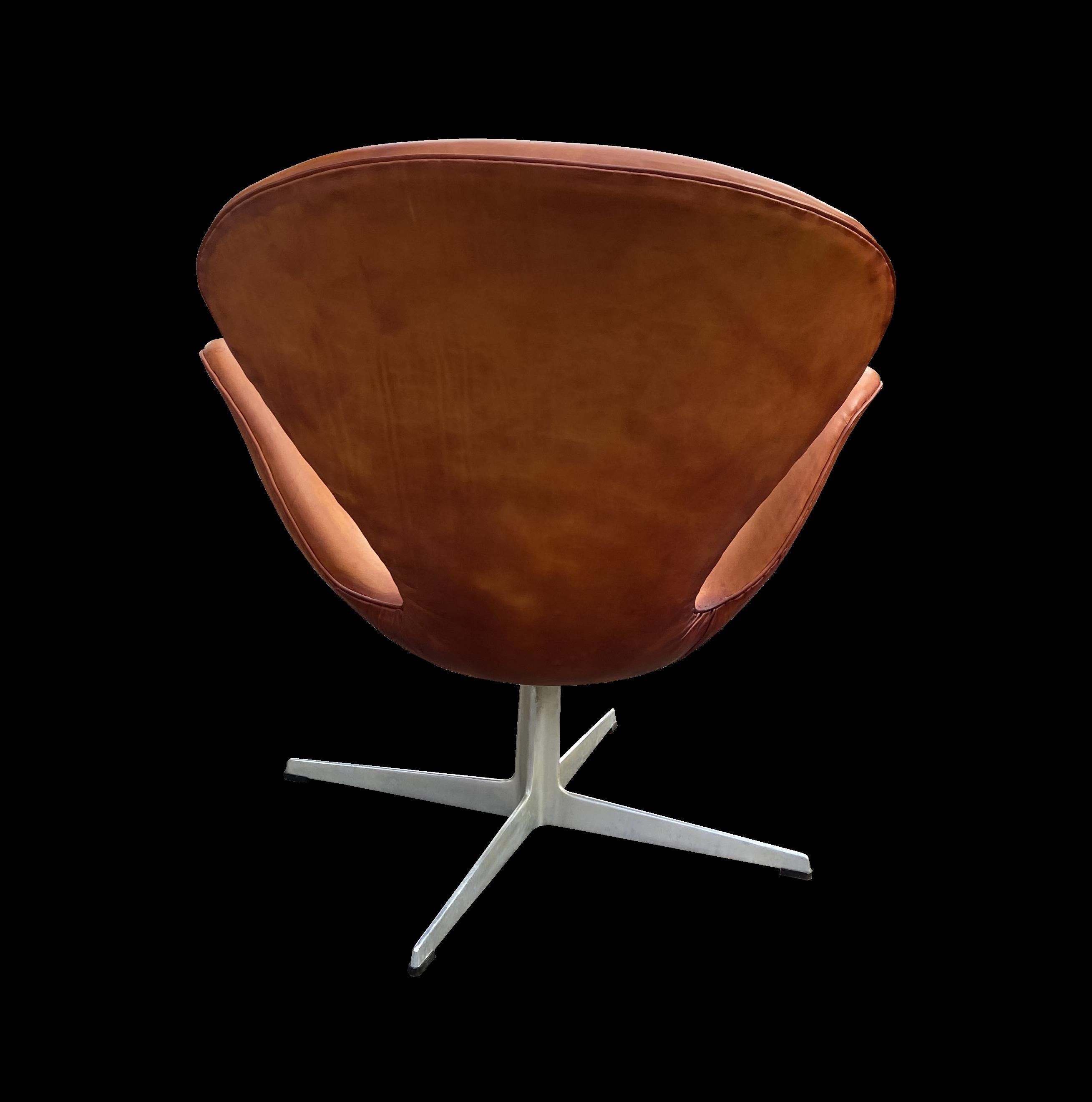Tan Leather Swan Chair by Arne Jacobsen for Fritz Hansen In Good Condition In Little Burstead, Essex