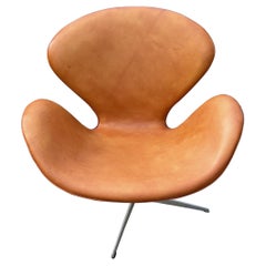 Brauner Schwanstuhl aus hellbraunem Leder von Arne Jacobsen für Fritz Hansen