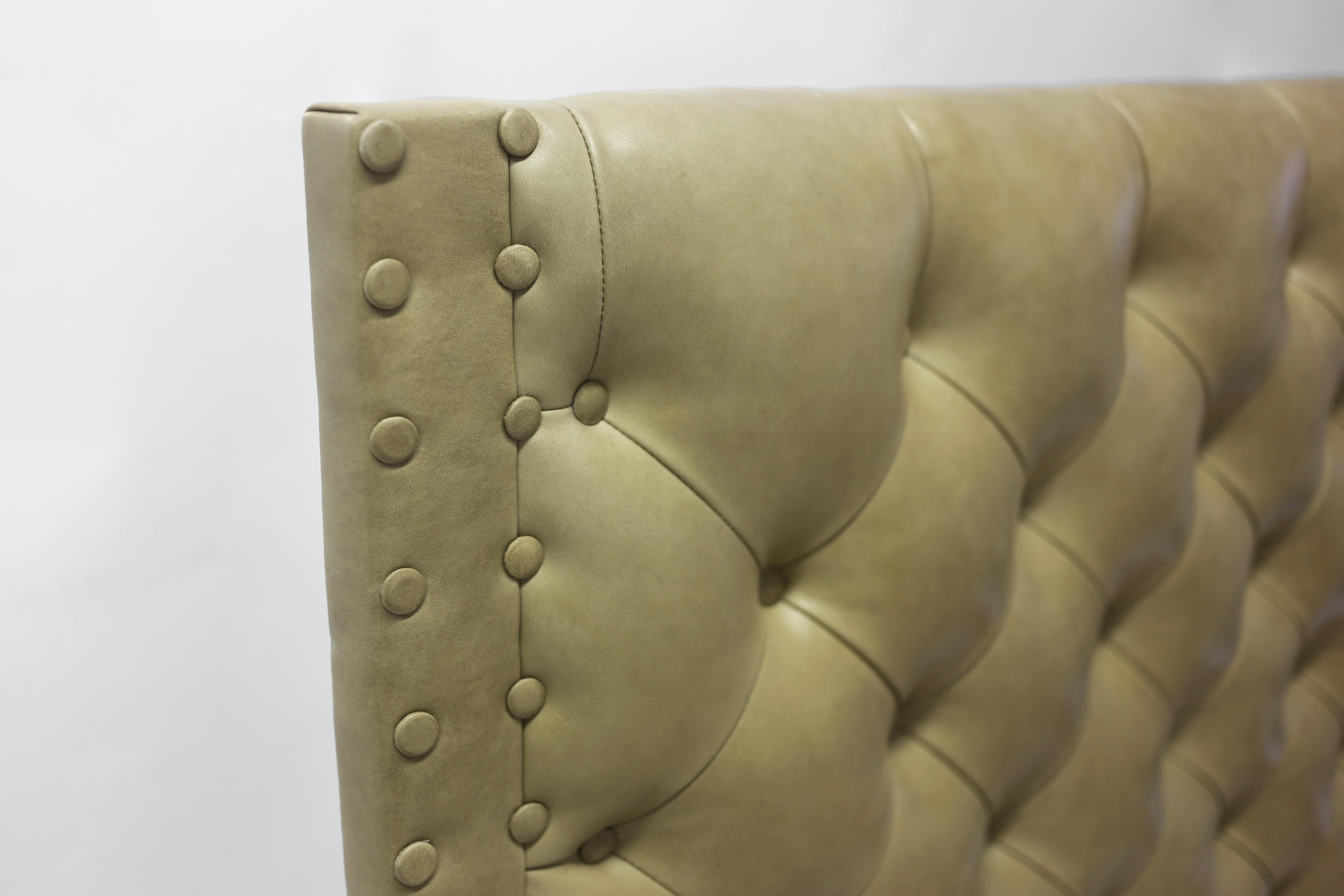 Classique américain Lit touffeté en cuir brun clair avec traverses en bois de chêne et détails en forme de bouton en vente