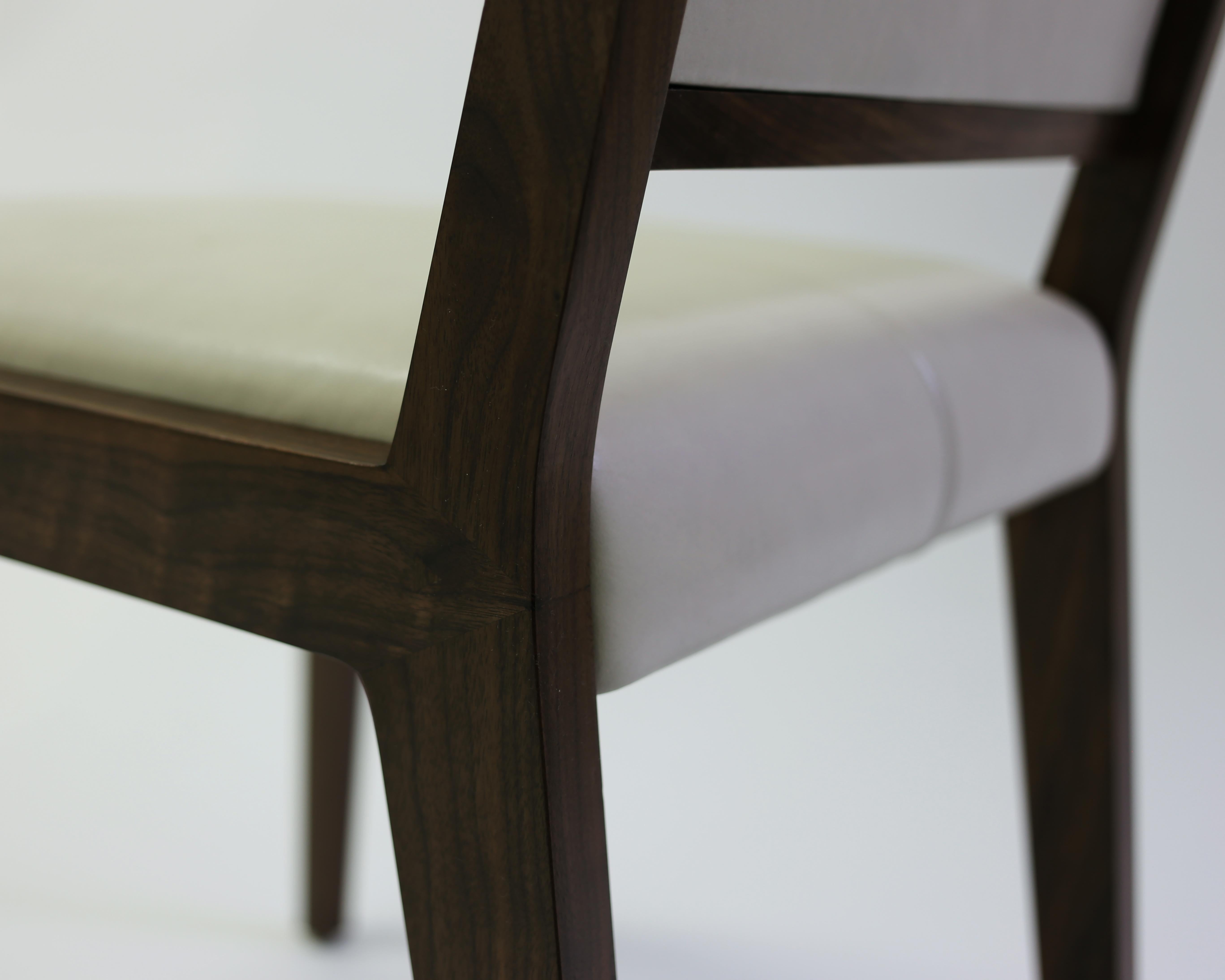 Américain Chaise d'appoint tapissée de cuir brun clair avec détails de points de selle et cadre en bois en vente