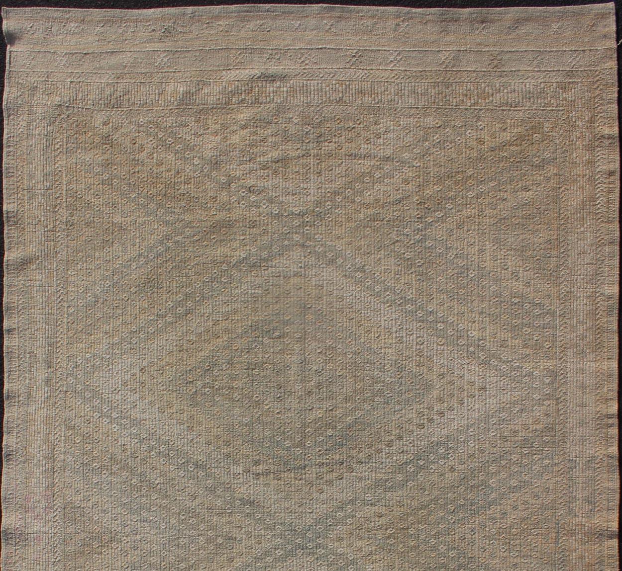 Embroidered vintage Kilim rug from Turkey in shades of tan, light blue and light yellow with geometric pattern, rug EN-179665, country of origin / type: Turkey / Kilim, circa 1950.

Measures: 5'5 x 9'6 

This geometric Kilim from Turkey bears a