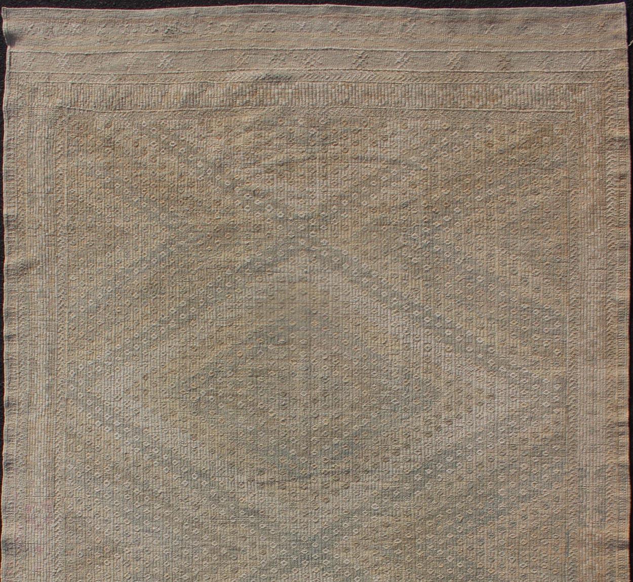 Bestickter Vintage-Kilim-Teppich aus der Türkei in Hellbraun-, Hellblau- und Hellgelb-Tönen mit geometrischem Muster, Teppich EN-179665, Herkunftsland/Typ: Türkei / Kelim, um 1950.

Maße: 5'5 x 9'6 

Dieser geometrische Kelim aus der Türkei