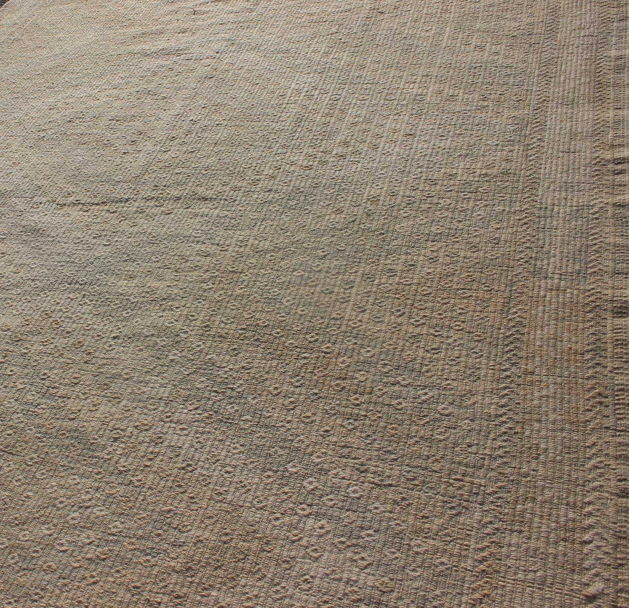 Türkischer hellblauer, bestickter Vintage-Teppich mit geometrischem Diamantdesign, hellblau im Zustand „Gut“ im Angebot in Atlanta, GA