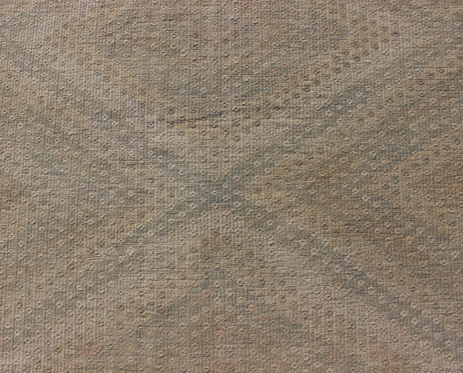 Türkischer hellblauer, bestickter Vintage-Teppich mit geometrischem Diamantdesign, hellblau im Angebot 1