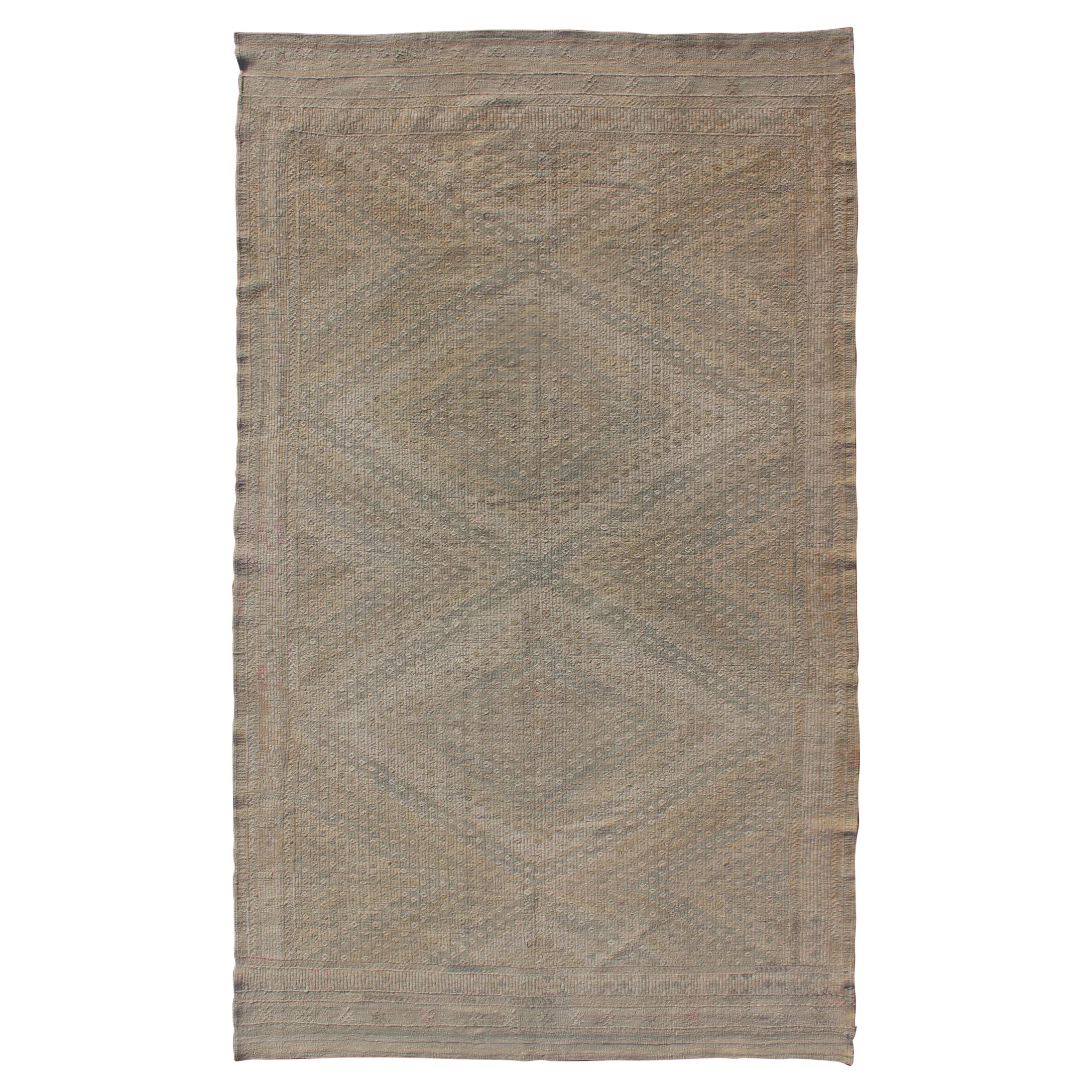 Türkischer hellblauer, bestickter Vintage-Teppich mit geometrischem Diamantdesign, hellblau