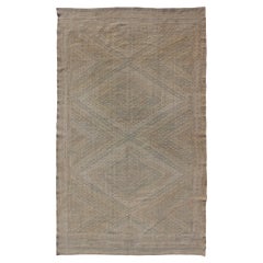 Türkischer hellblauer, bestickter Vintage-Teppich mit geometrischem Diamantdesign, hellblau