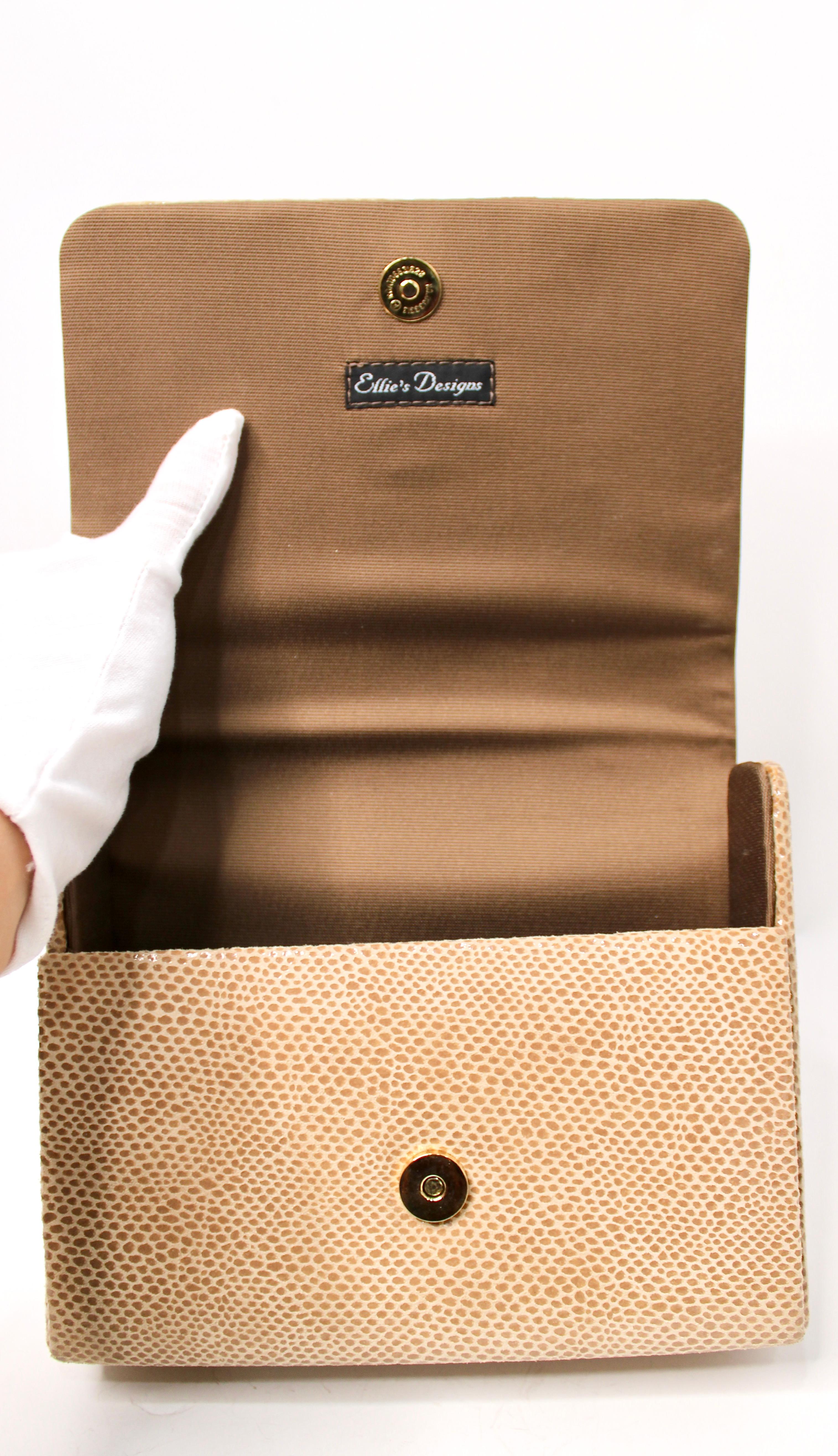 Tan Lizard Embossed Suede & Bone Bead Style Handbag circa 1960s en vente 5