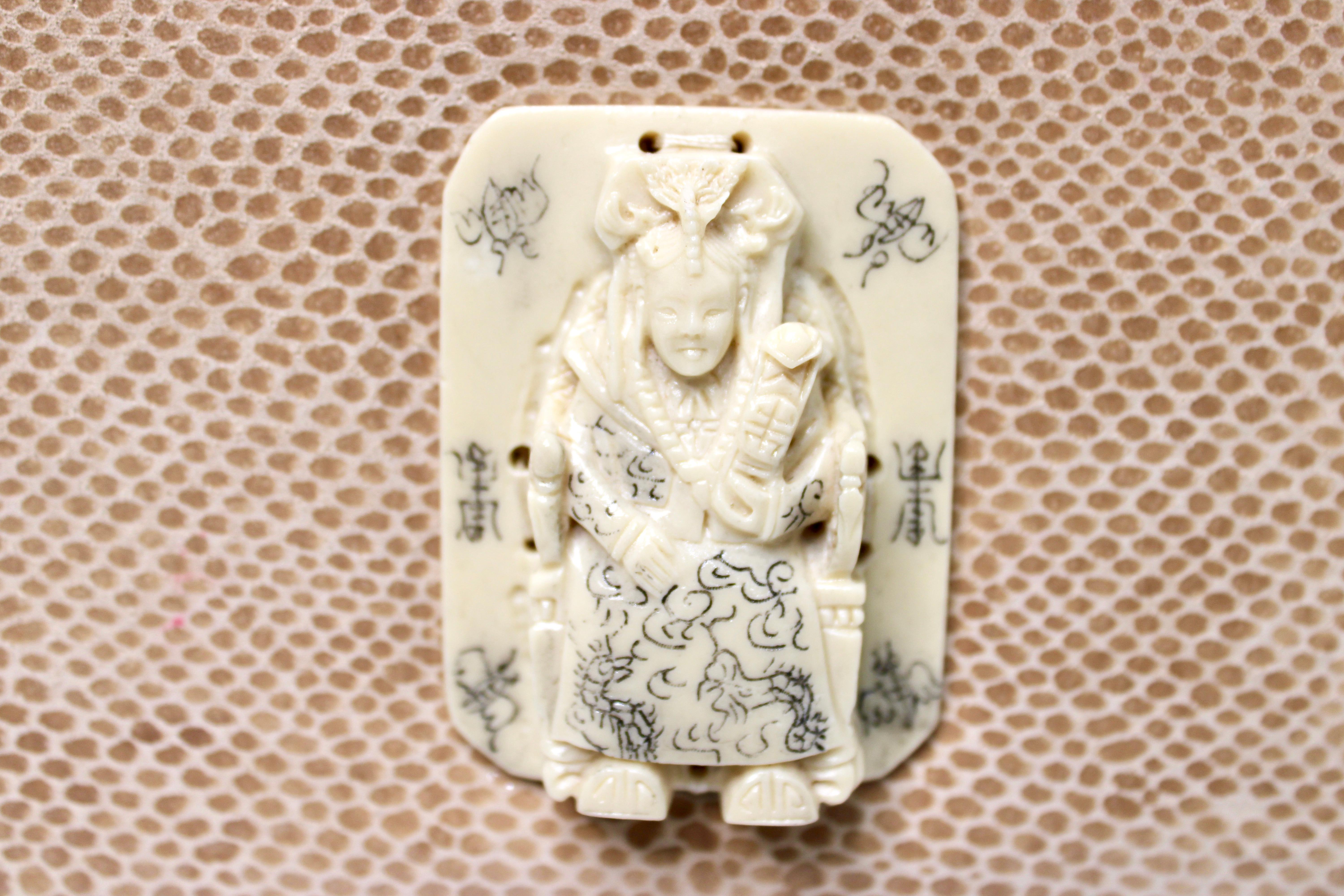 Marron Tan Lizard Embossed Suede & Bone Bead Style Handbag circa 1960s en vente