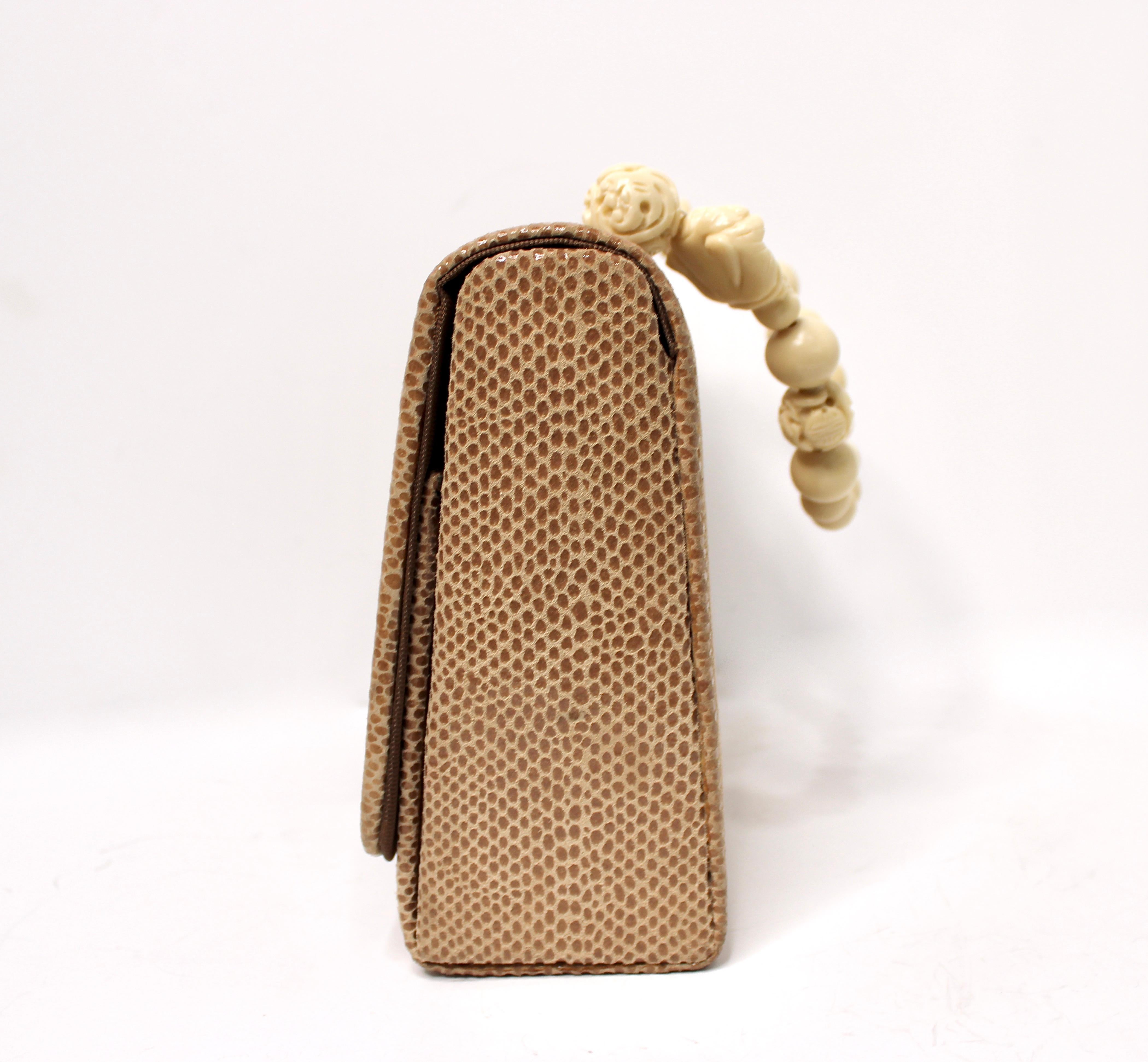 Tan Lizard Embossed Suede & Bone Bead Style Handbag circa 1960s Bon état - En vente à Scottsdale, AZ