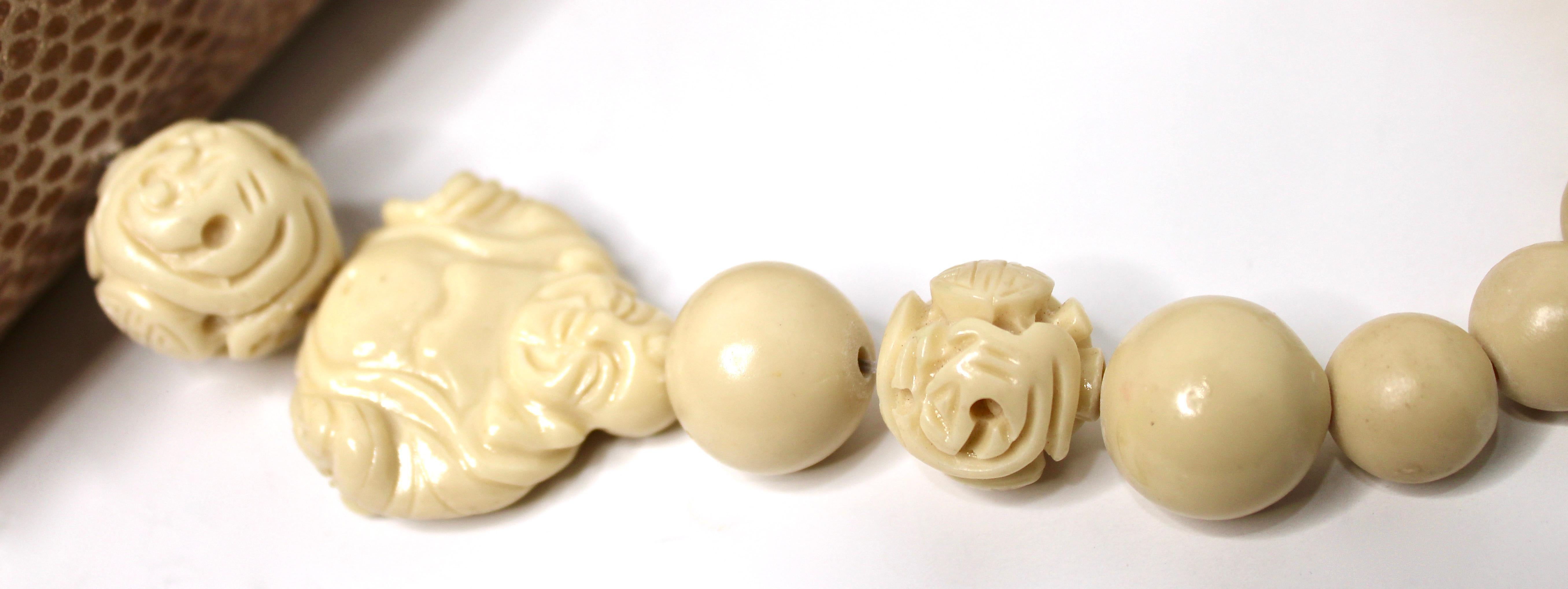 Tan Lizard Embossed Suede & Bone Bead Style Handbag circa 1960s Pour femmes en vente