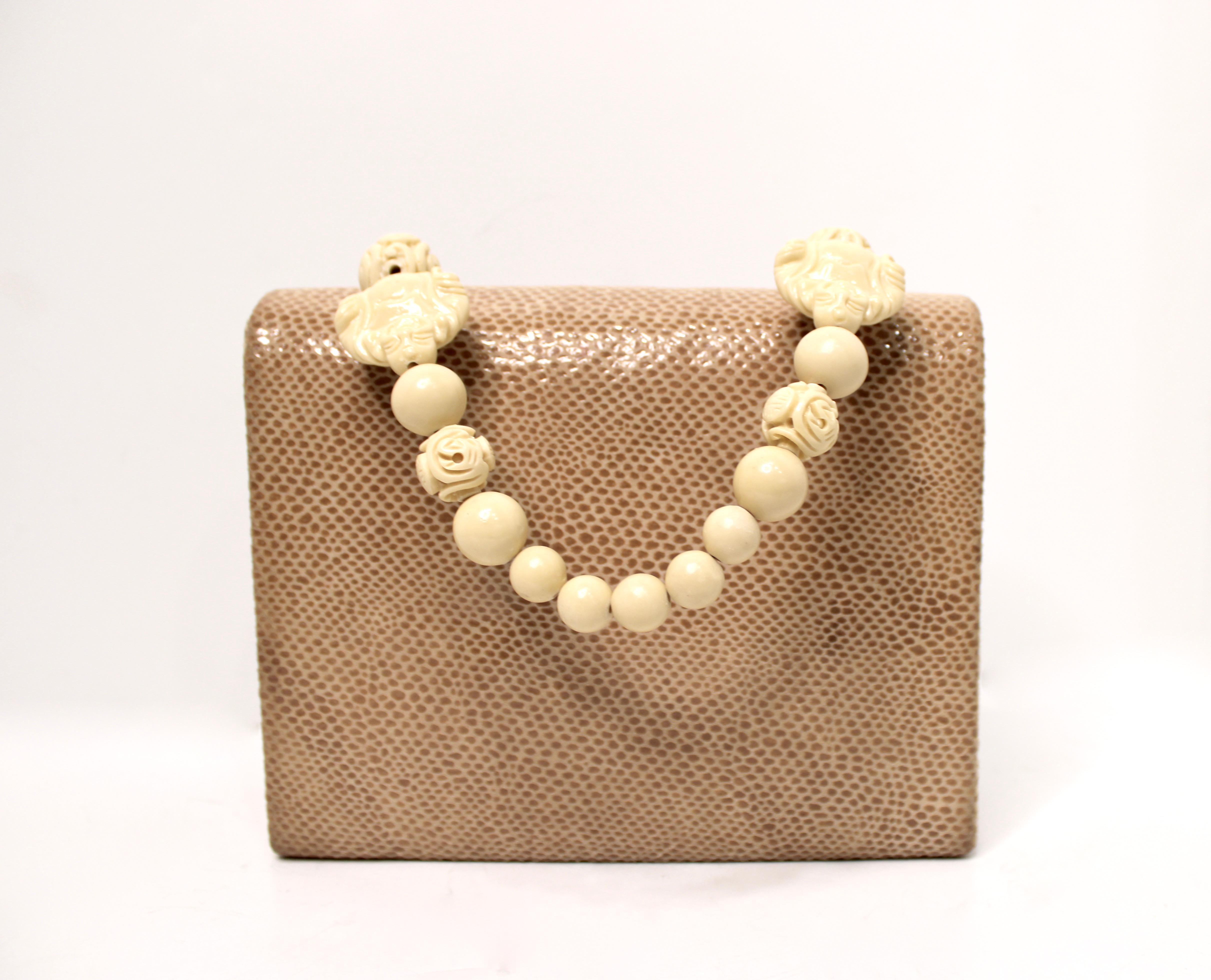 Tan Lizard Embossed Suede & Bone Bead Style Handbag circa 1960s en vente 1