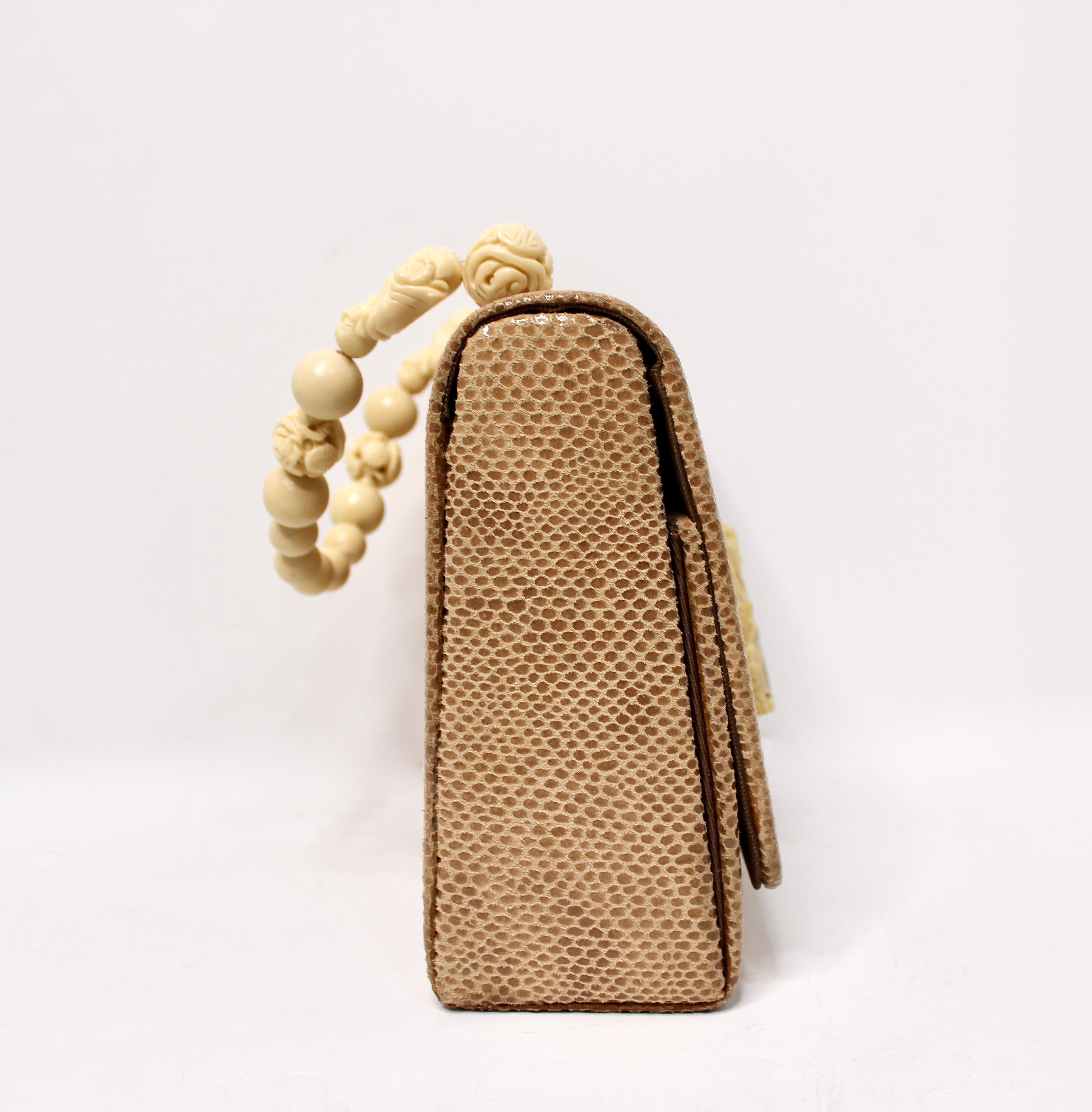 Tan Lizard Embossed Suede & Bone Bead Style Handbag circa 1960s en vente 2