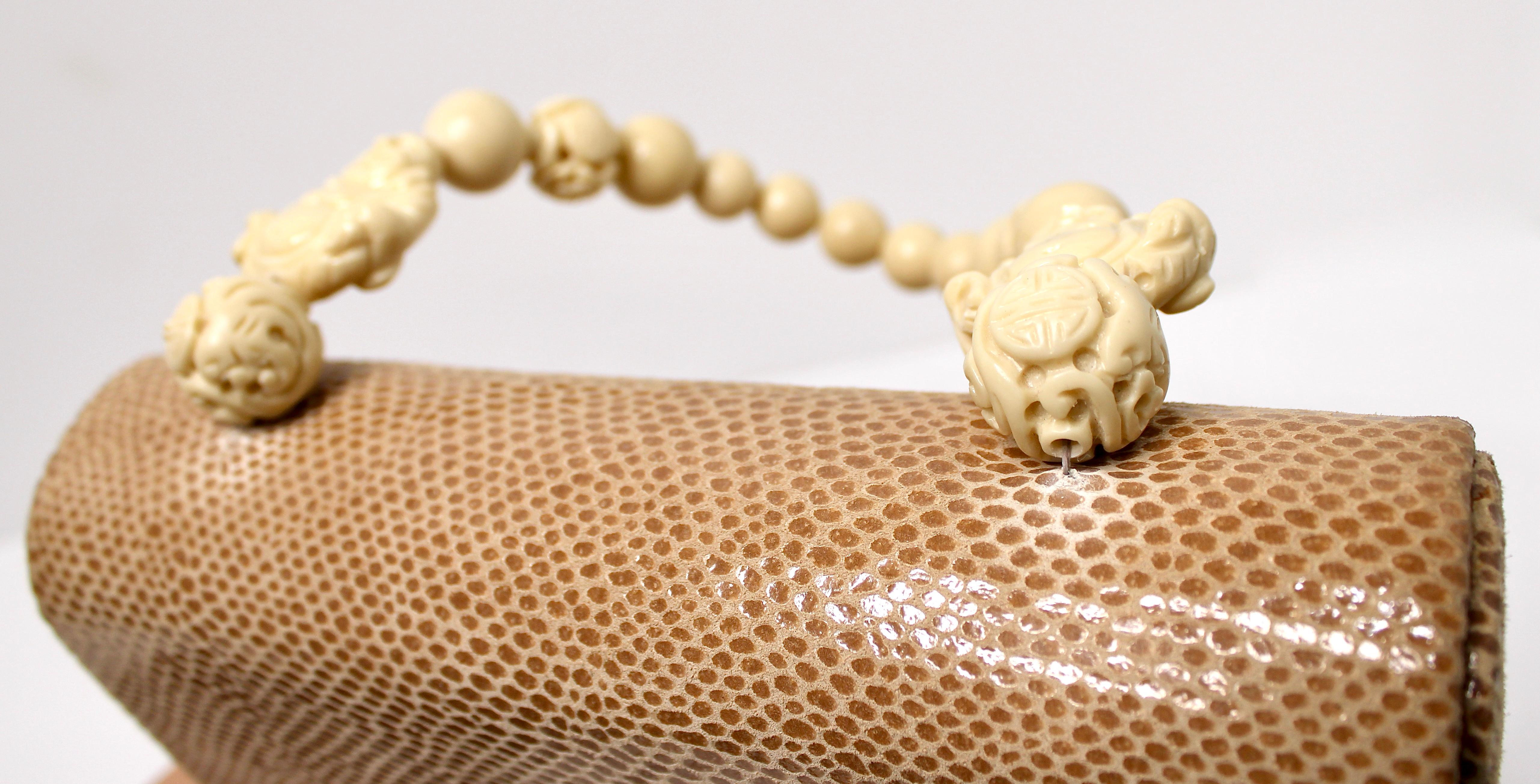 Tan Lizard Embossed Suede & Bone Bead Style Handbag circa 1960s en vente 3