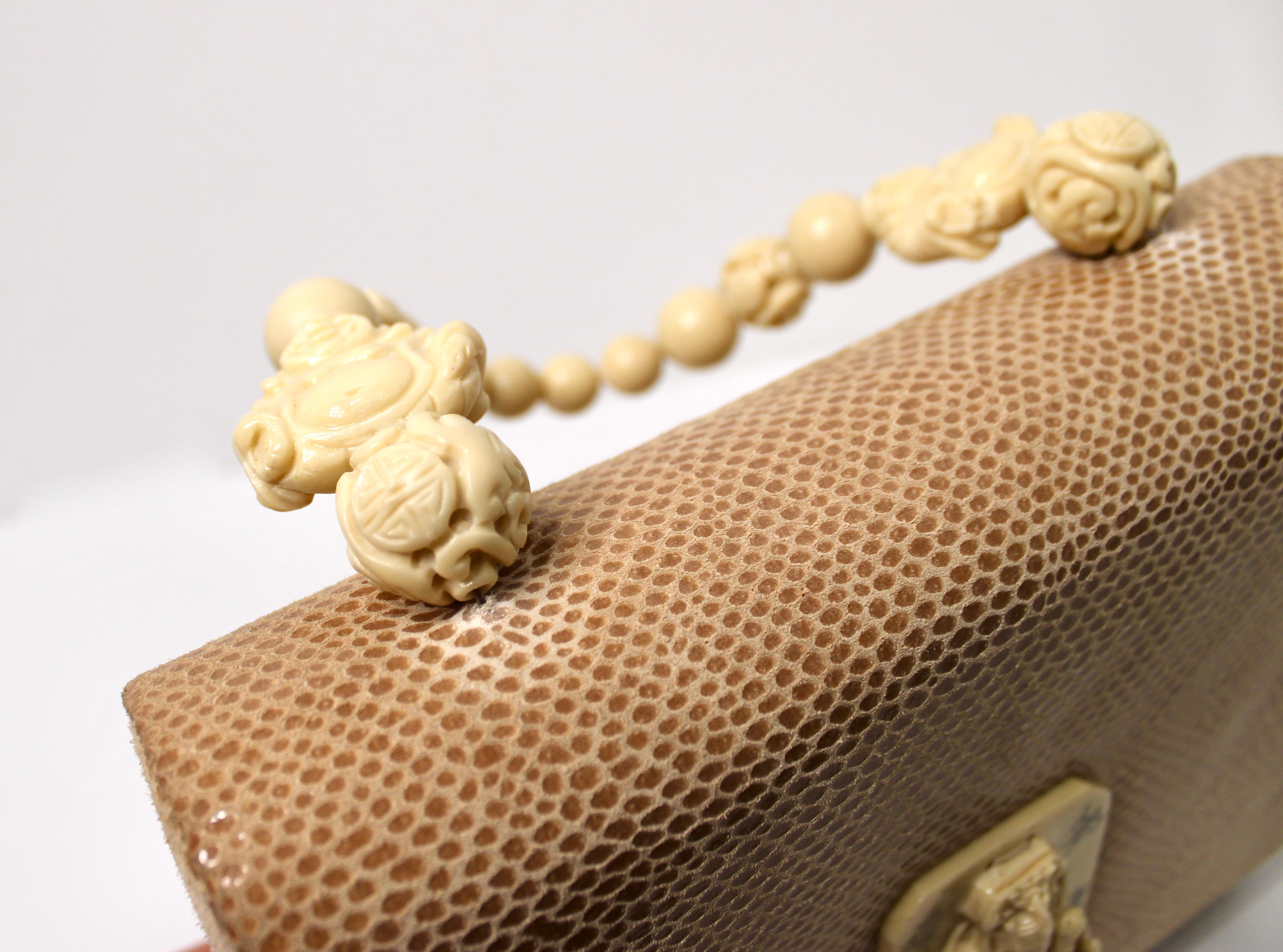 Tan Lizard Embossed Suede & Bone Bead Style Handbag circa 1960s en vente 4