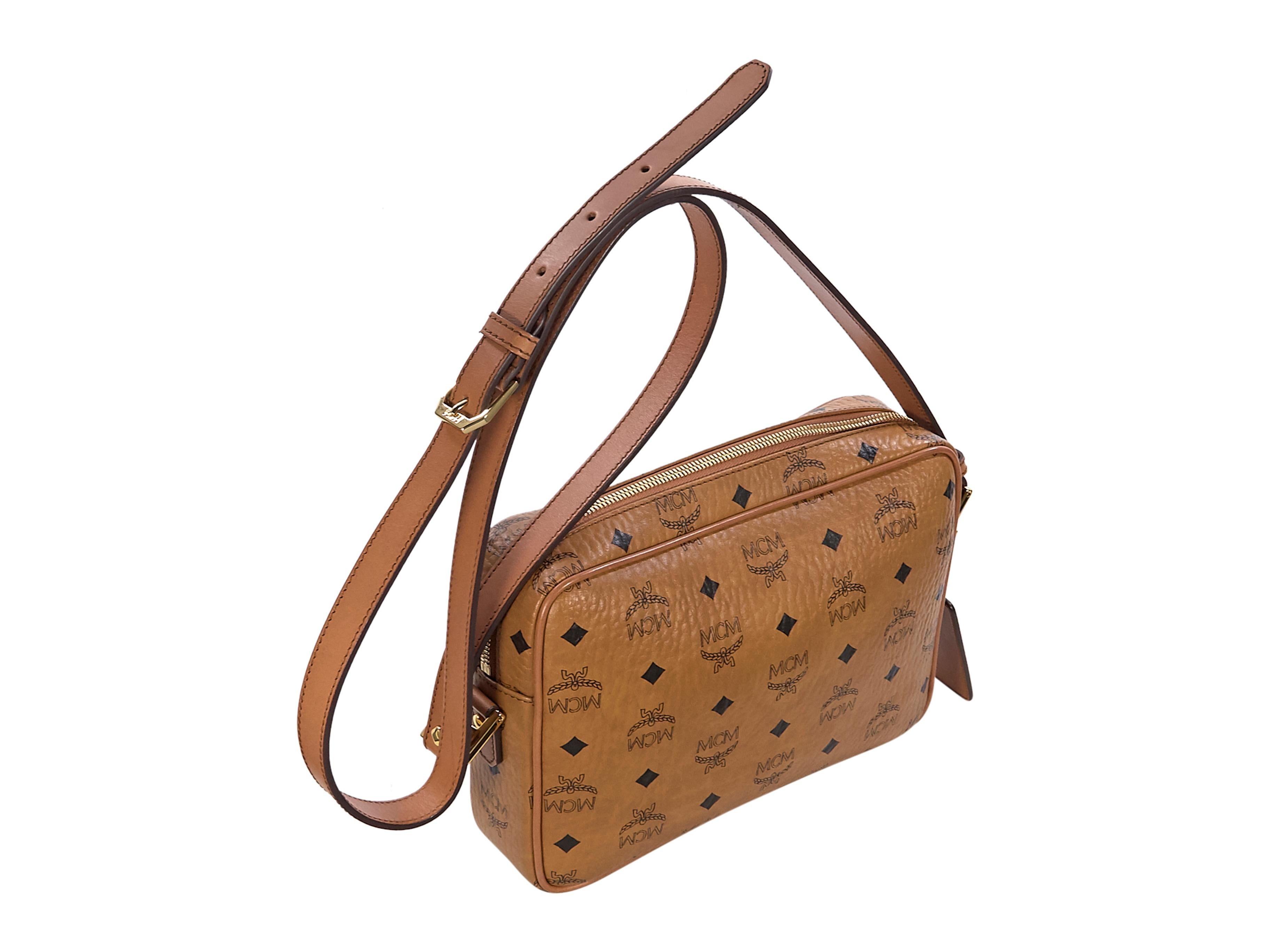 Einzelheiten zum Produkt:  Beige Umhängetasche aus beschichtetem Canvas aus der Heritage-Kollektion von MCM.  Verstellbarer Schultergurt.  Reißverschluss oben.  Gefütterter Innenraum mit Innenreißverschluss und Einschubtaschen.  Äußerer