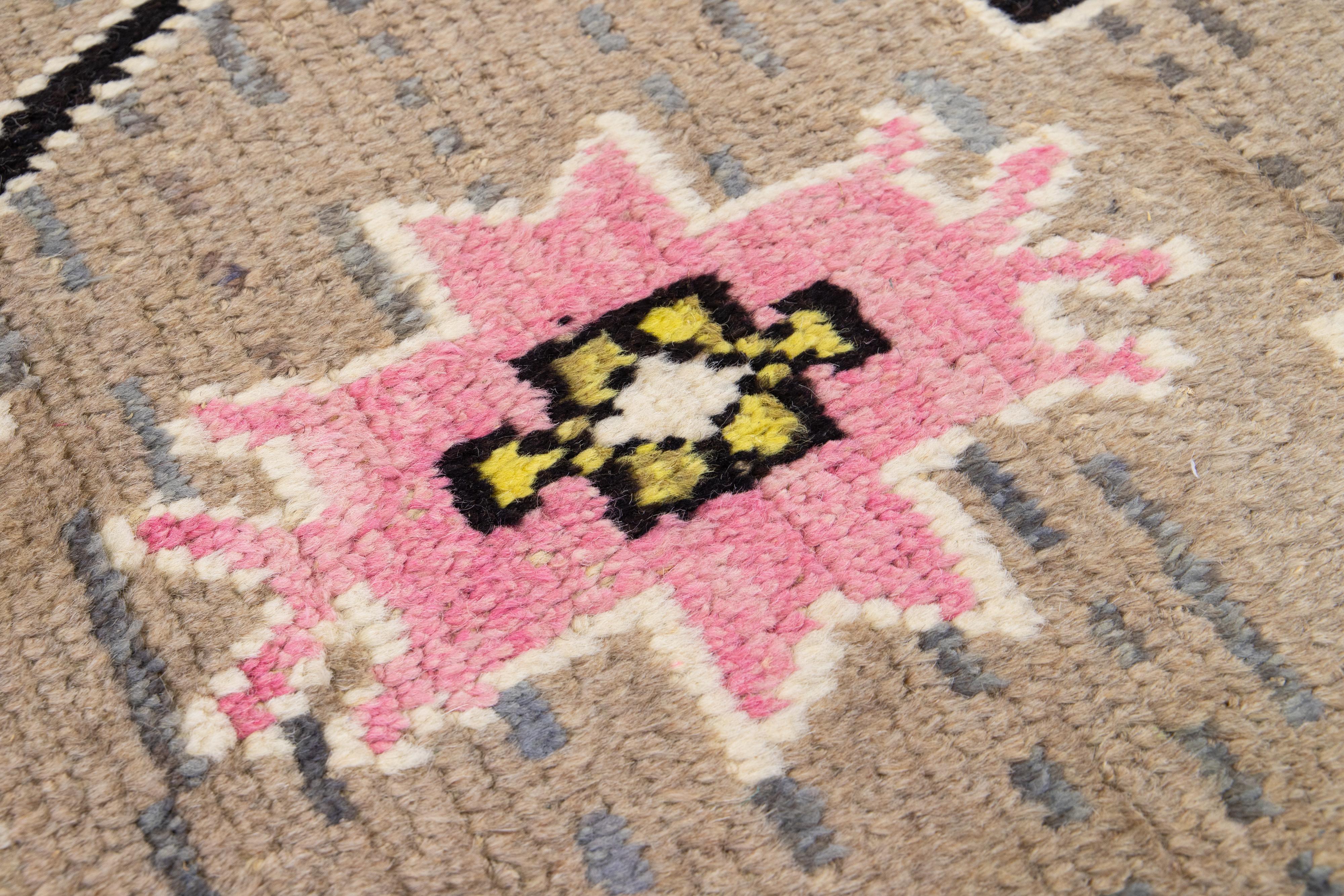 Tapis en laine de style marocain moderne et brun clair, fait à la main et conçu de manière tribale en vente 2