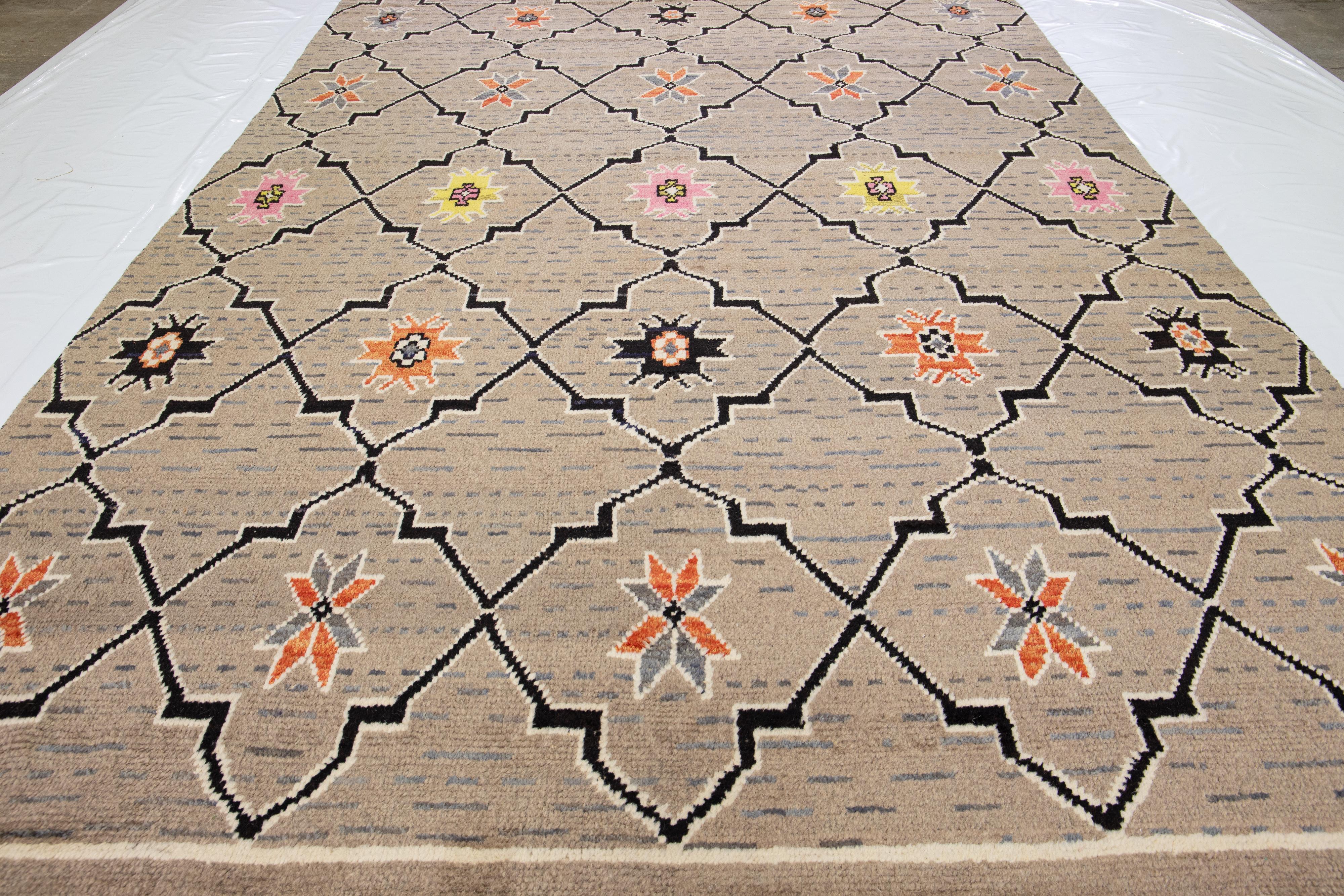 Tapis en laine de style marocain moderne et brun clair, fait à la main et conçu de manière tribale en vente 3