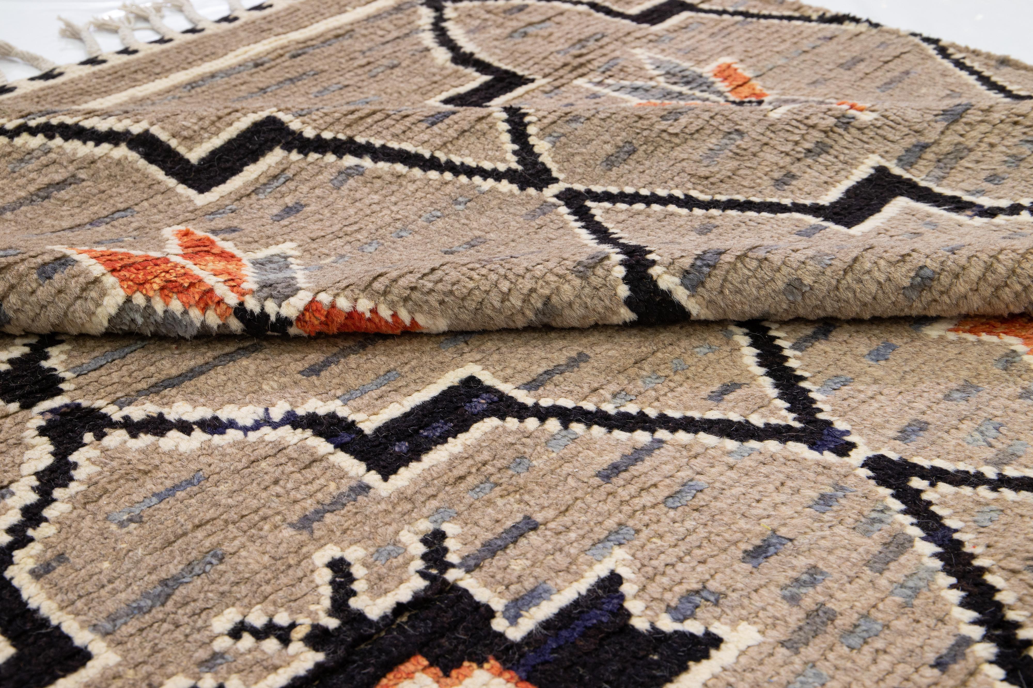 Tapis en laine de style marocain moderne et brun clair, fait à la main et conçu de manière tribale en vente 4