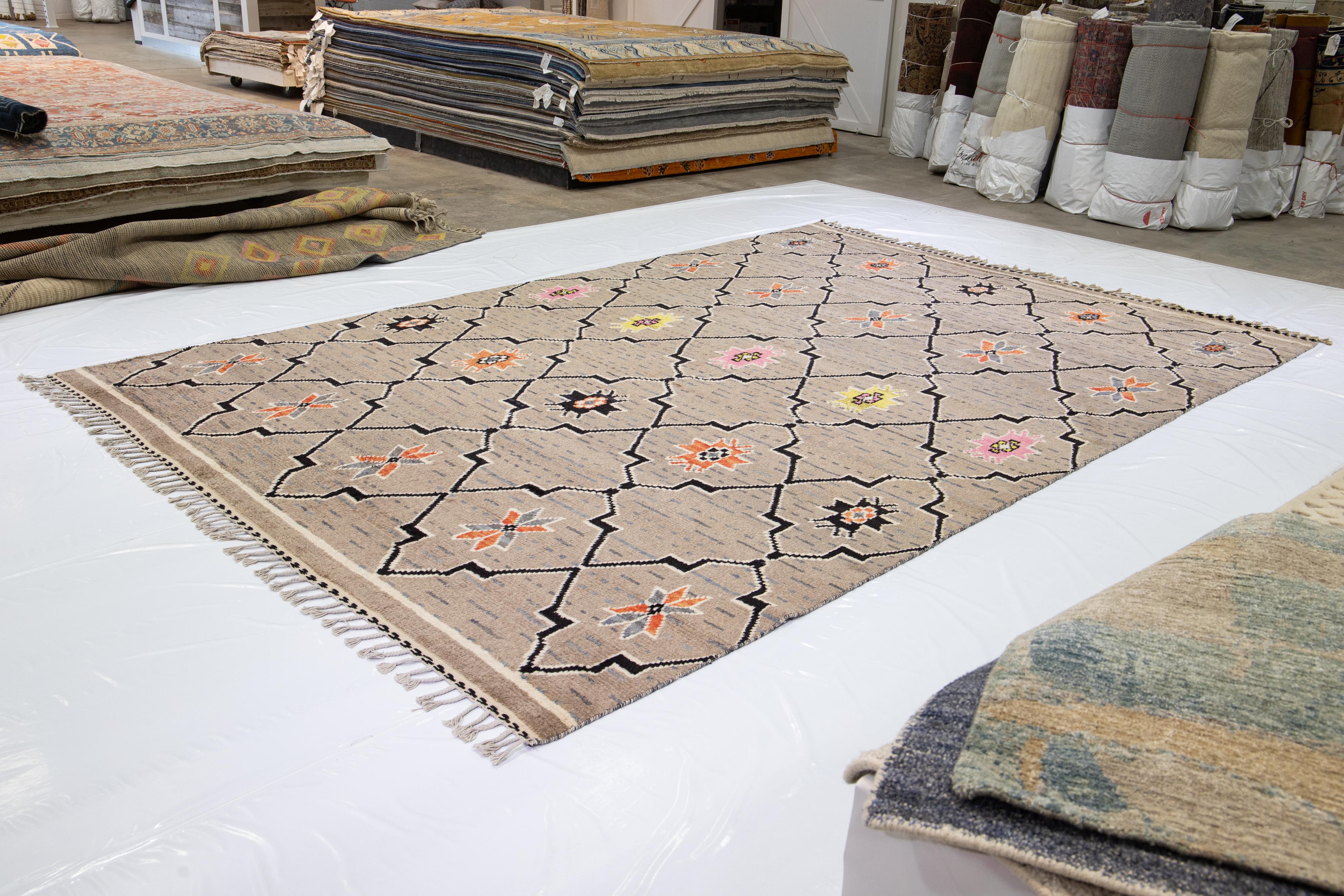 Noué à la main Tapis en laine de style marocain moderne et brun clair, fait à la main et conçu de manière tribale en vente