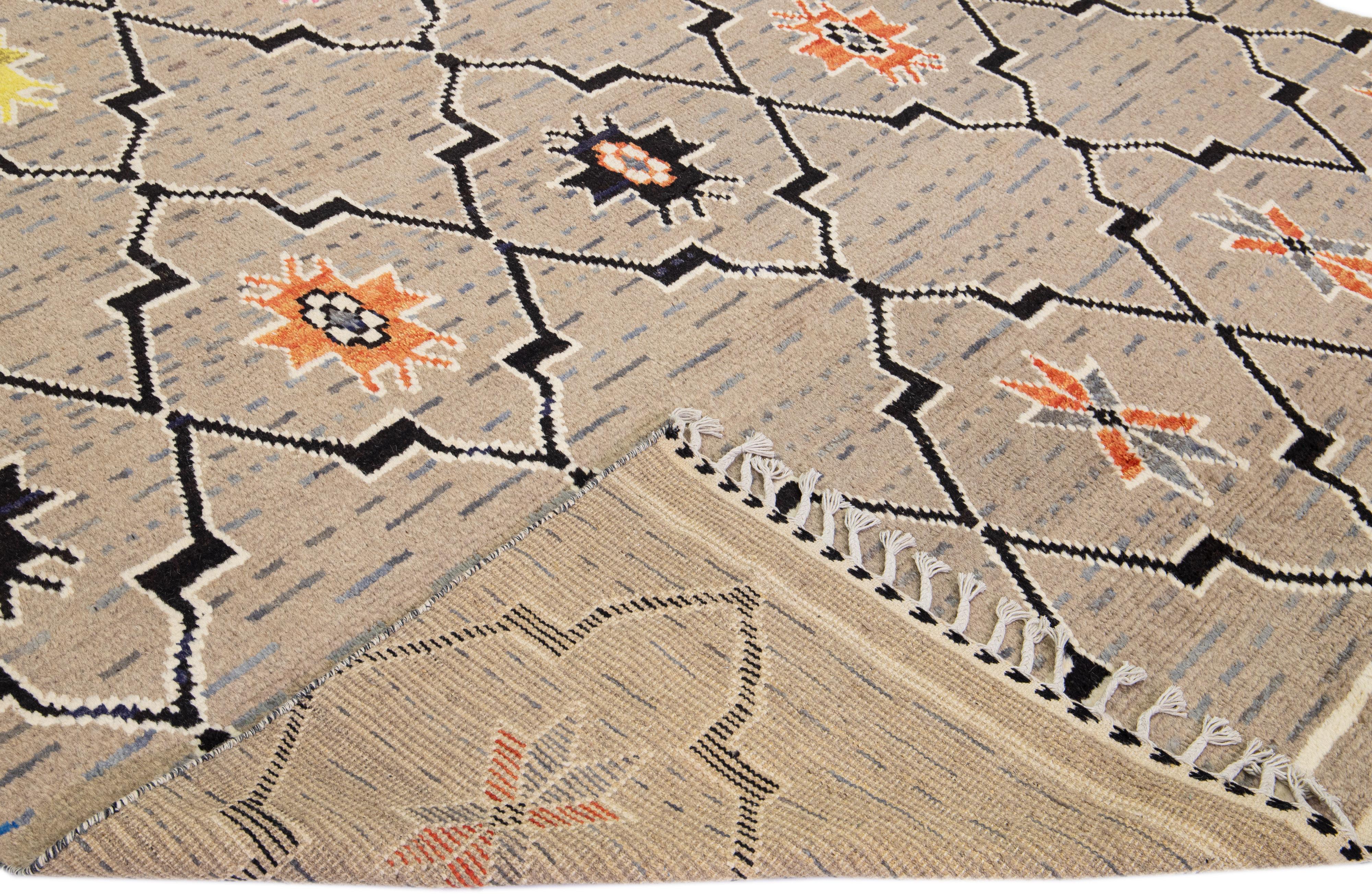 Magnifique tapis moderne de style marocain en laine nouée à la main avec un champ de couleur beige et grise. Cette pièce a des couleurs d'accent multicolores dans un magnifique design tribal avec des franges sur l'extrémité supérieure et