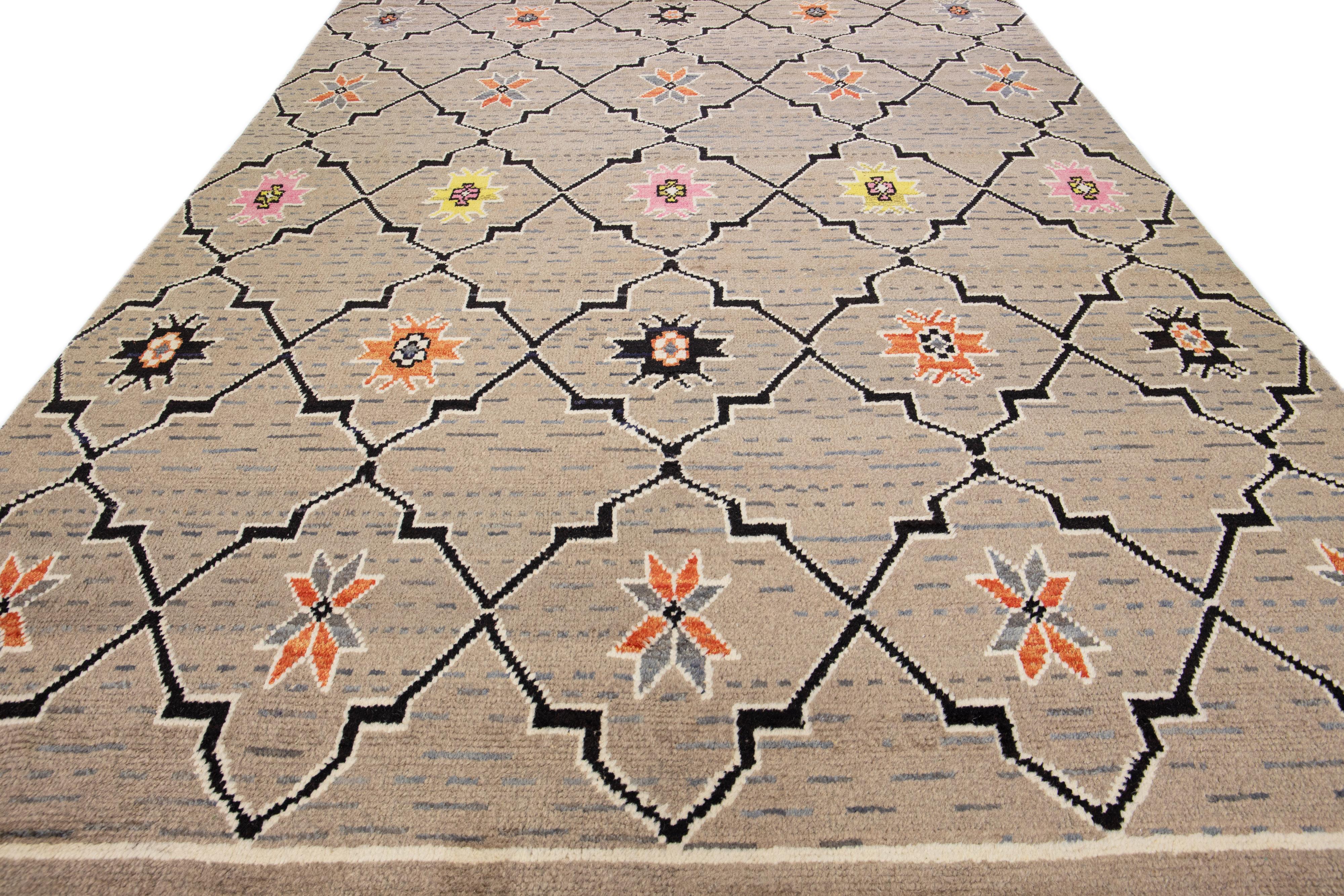 Moderne Tapis en laine de style marocain moderne et brun clair, fait à la main et conçu de manière tribale en vente