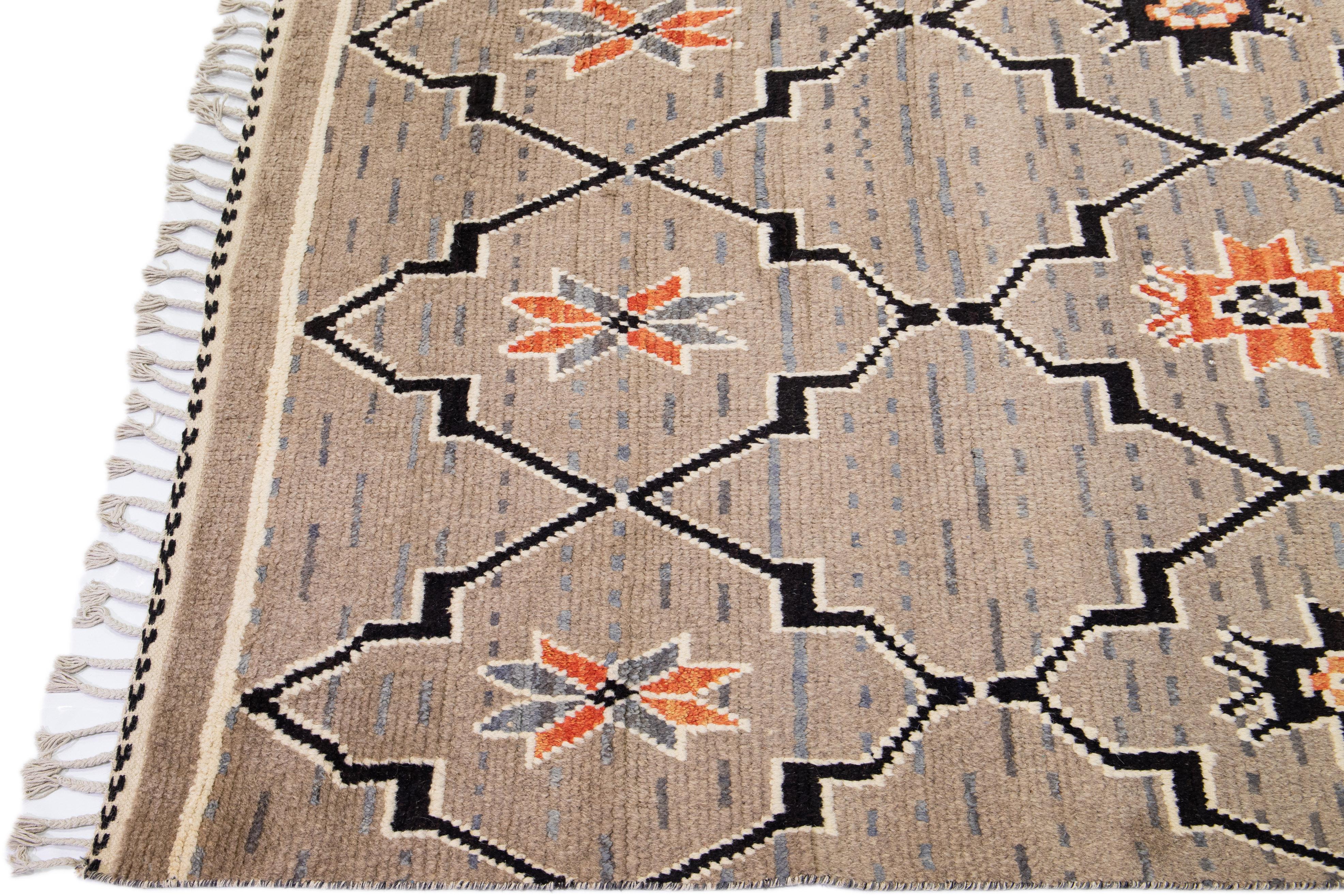 Indien Tapis en laine de style marocain moderne et brun clair, fait à la main et conçu de manière tribale en vente
