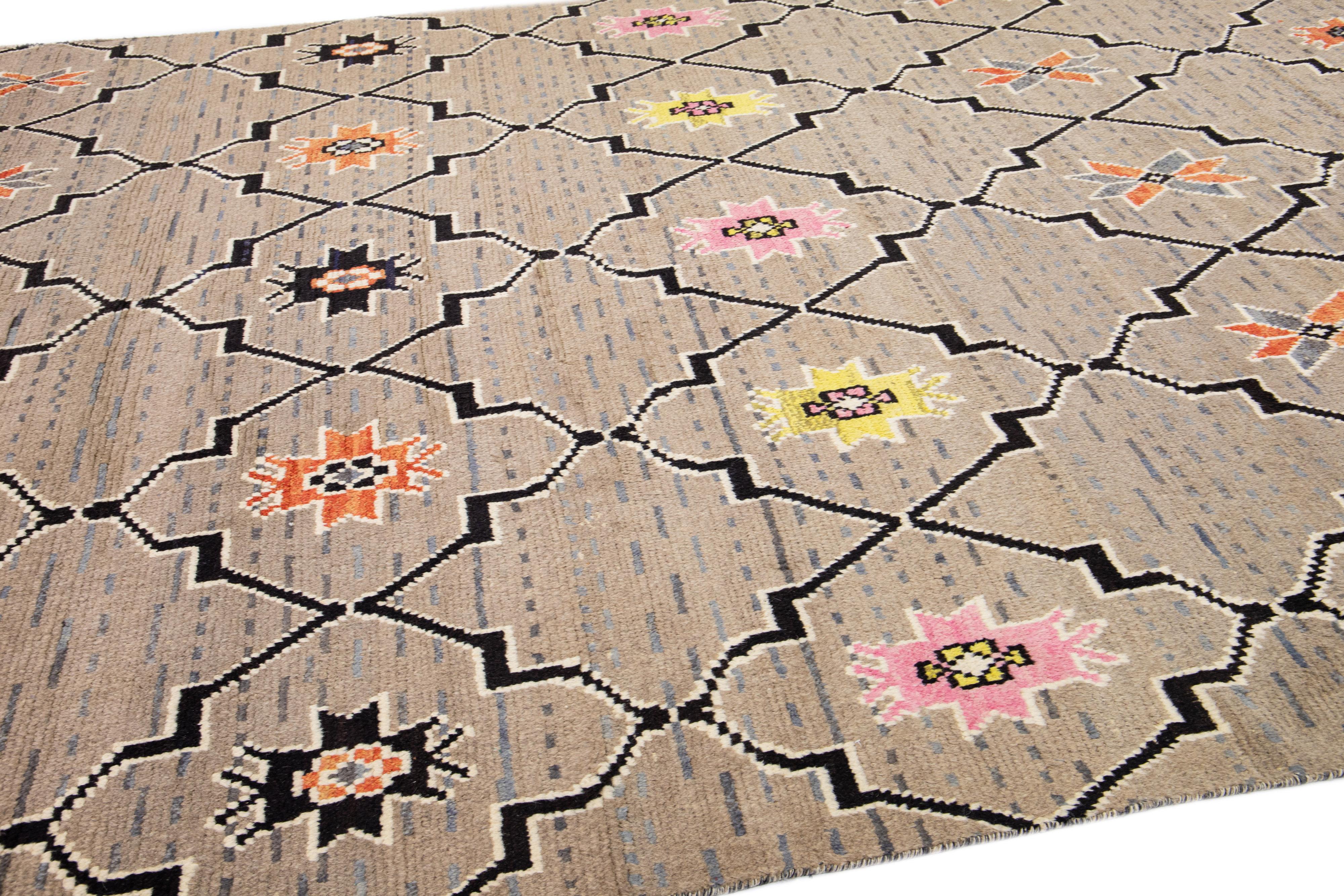 XXIe siècle et contemporain Tapis en laine de style marocain moderne et brun clair, fait à la main et conçu de manière tribale en vente