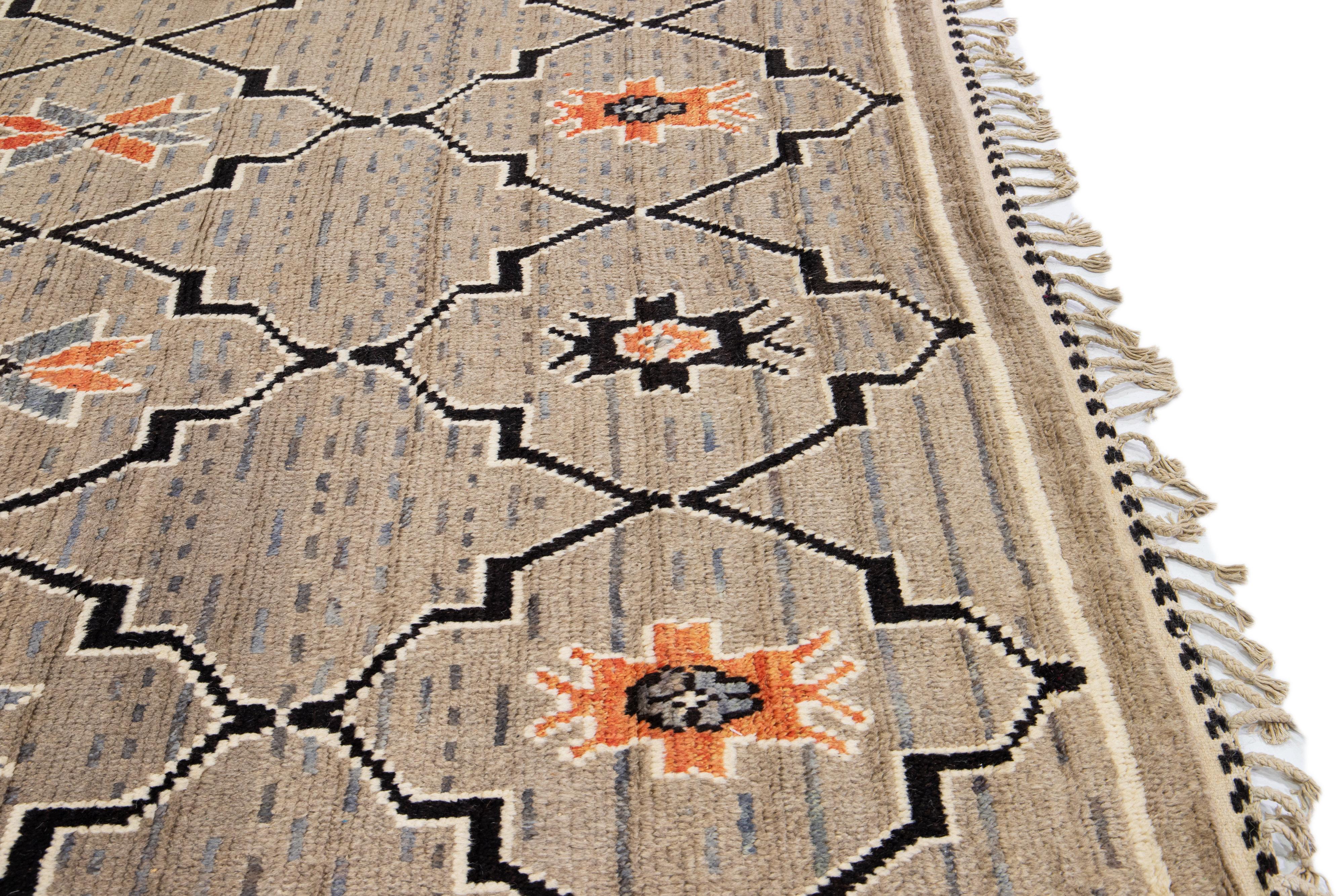 Laine Tapis en laine de style marocain moderne et brun clair, fait à la main et conçu de manière tribale en vente