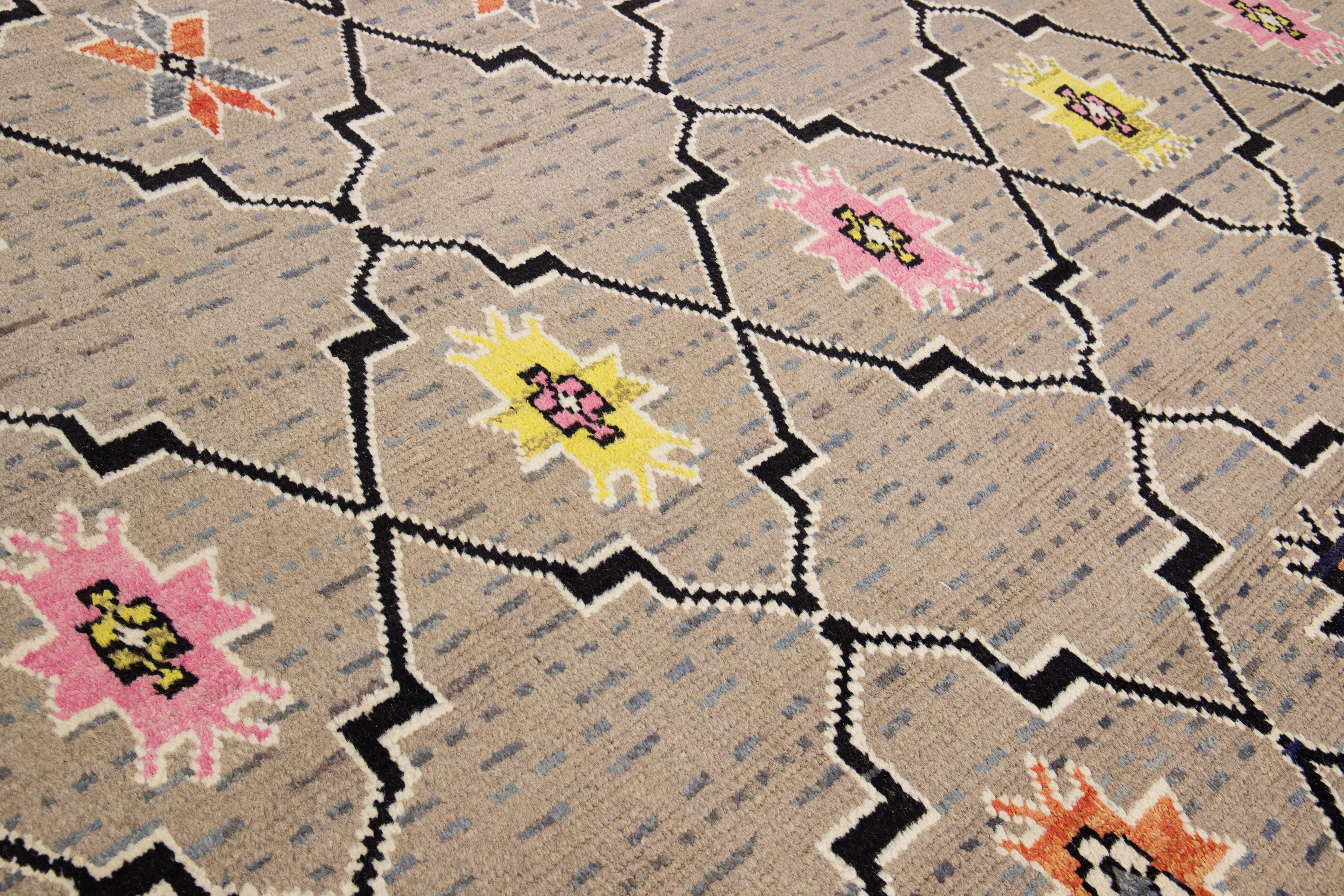 Tapis en laine de style marocain moderne et brun clair, fait à la main et conçu de manière tribale en vente 1