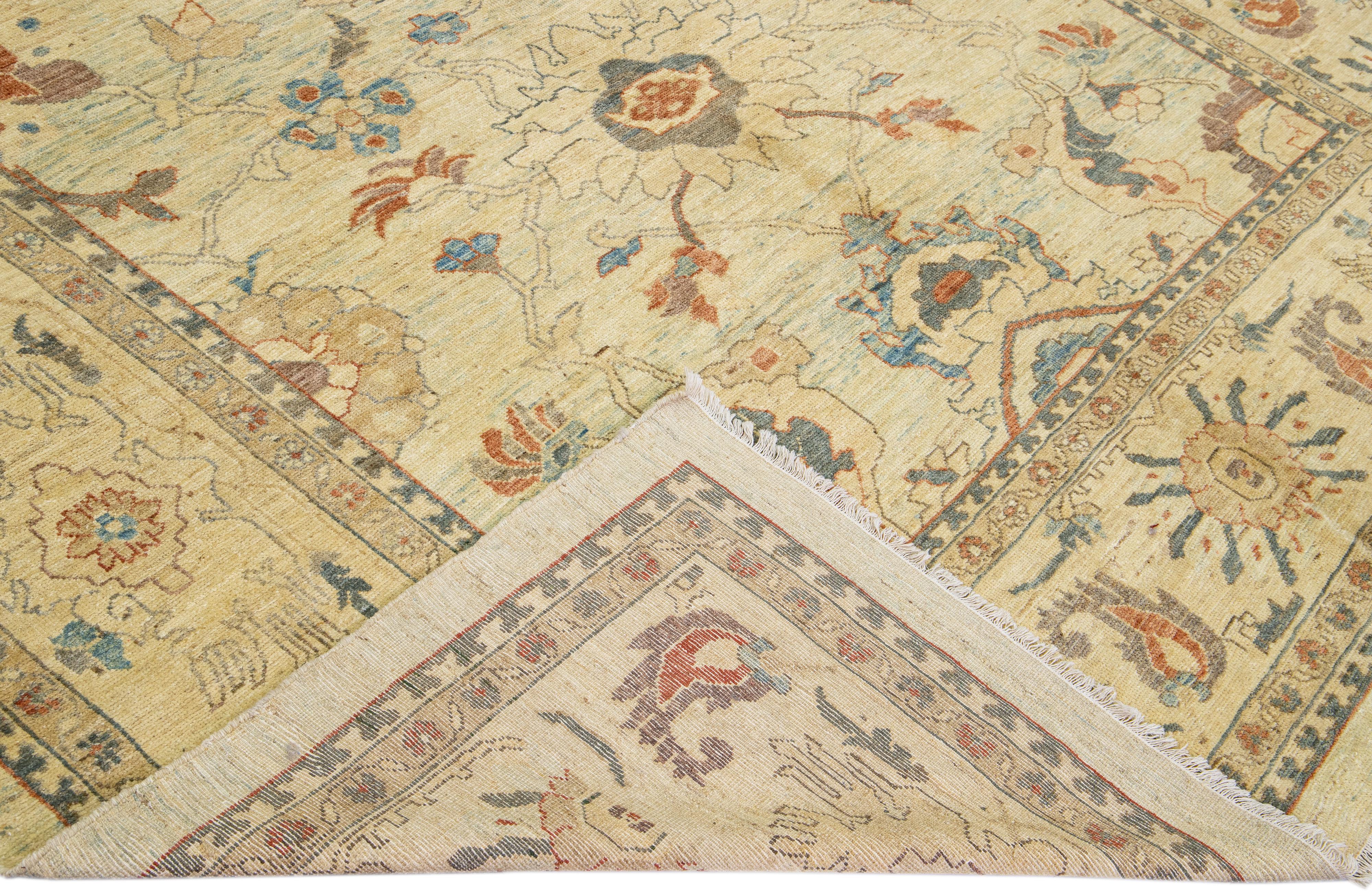 Schöner moderner handgeknüpfter Sultanabad-Wollteppich mit einem beigefarbenen Feld. Dieser Sultanabad-Teppich hat braune, graue und blaue Akzente in einem wunderschönen Allover-Design mit klassischem Blumenmuster.

Dieser Teppich misst: 10' x