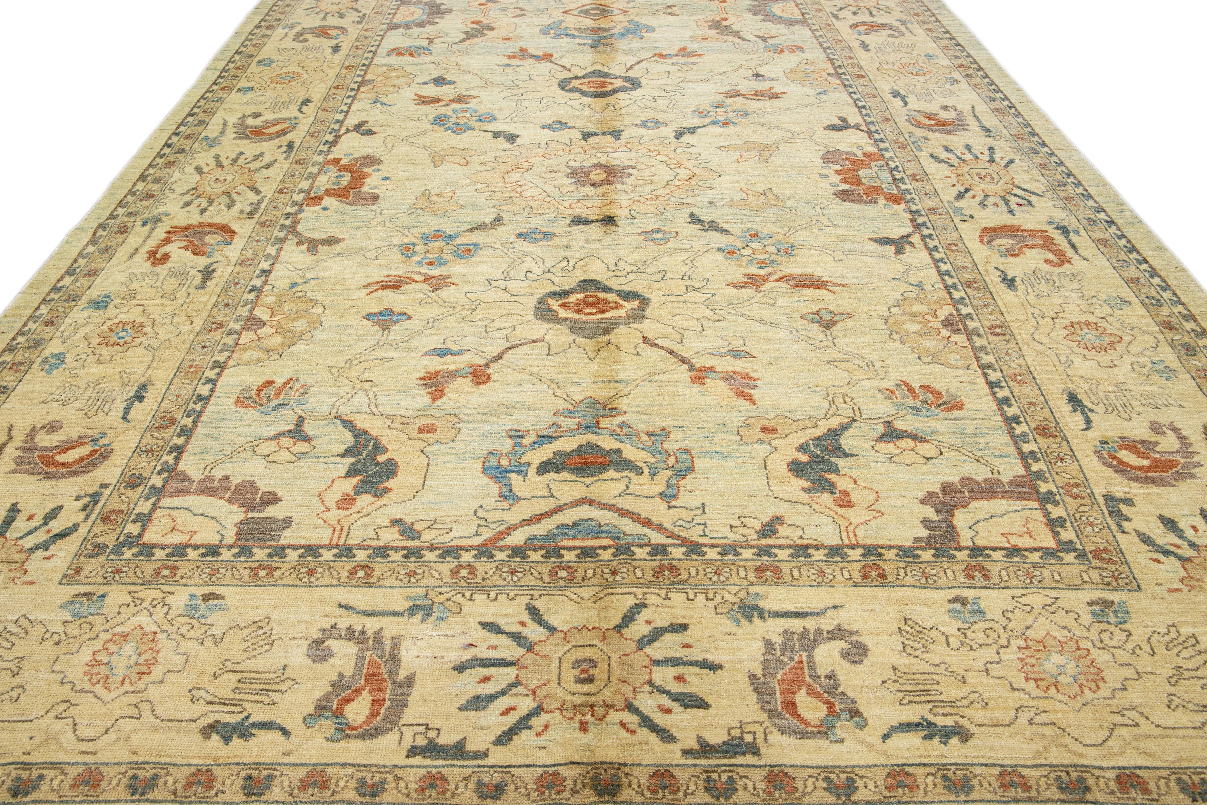 Hellbrauner moderner Sultanabad Handgefertigter Wollteppich mit Blumenmotiv (Oushak) im Angebot