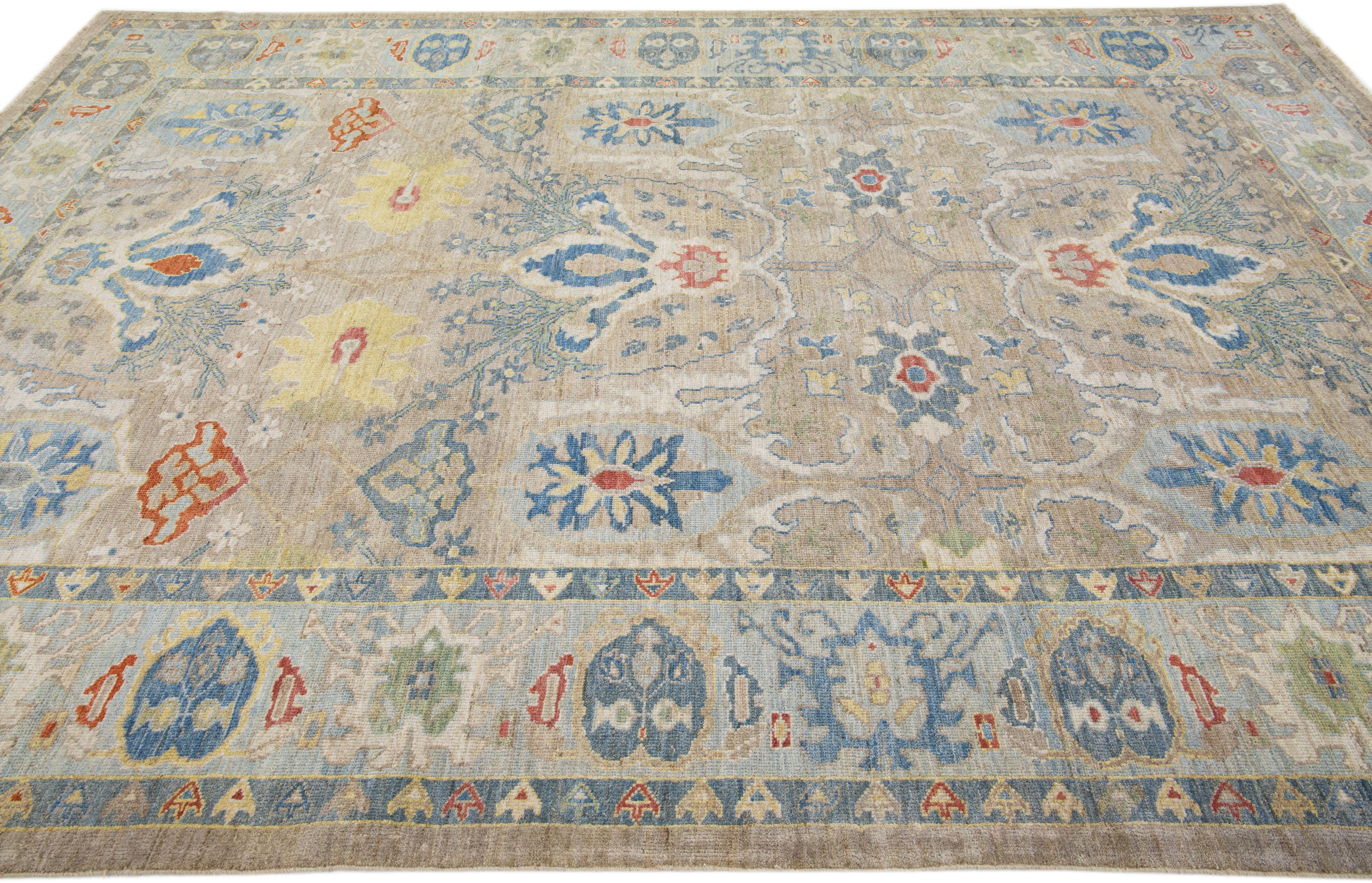 Brauner, moderner Sultanabad-Handgefertigter persischer Wollteppich mit Blumenmuster (Handgeknüpft) im Angebot