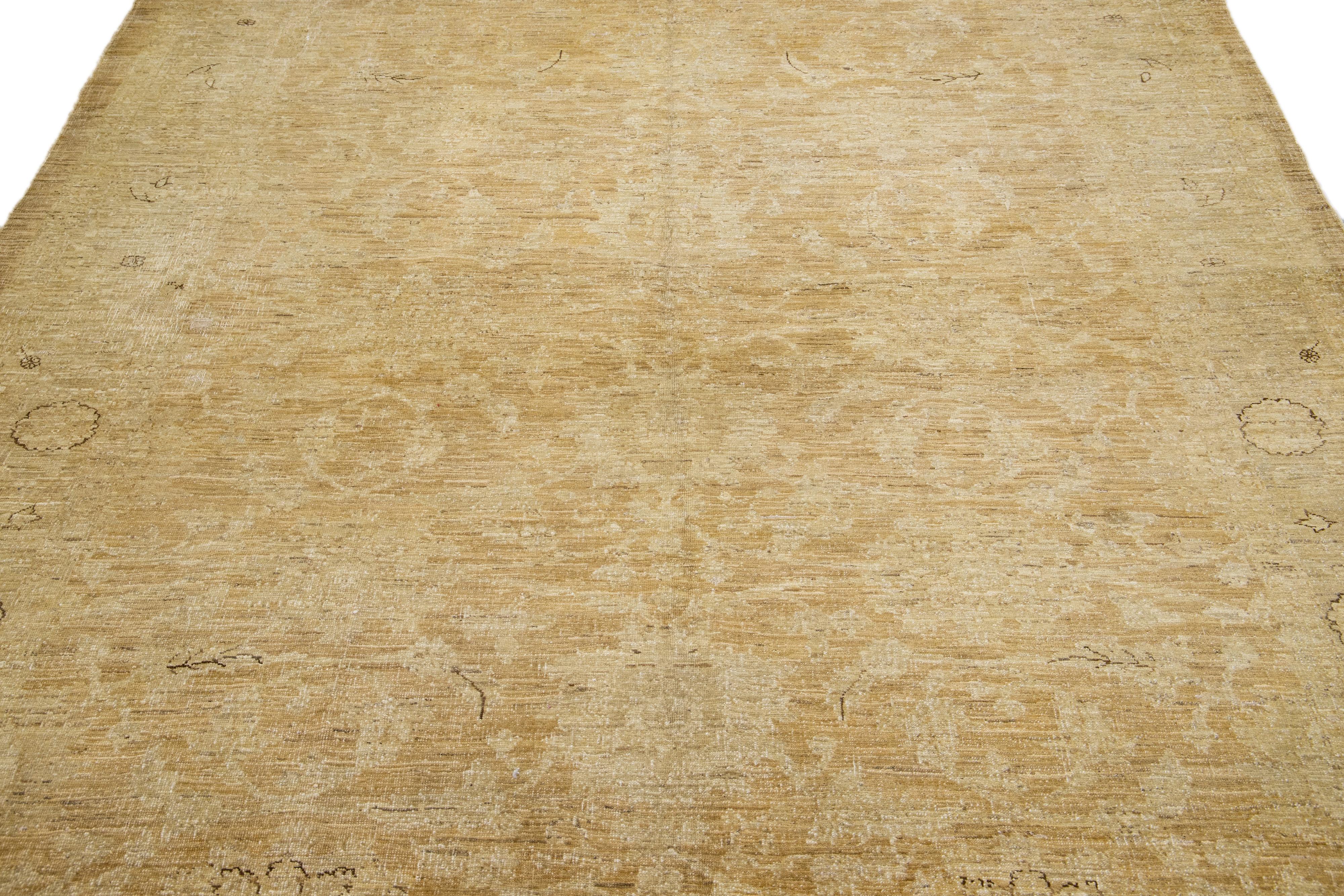 Mid-Century Modern Tapis moderne en laine à fleurs de style Tabriz, fait à la main, brun clair en vente
