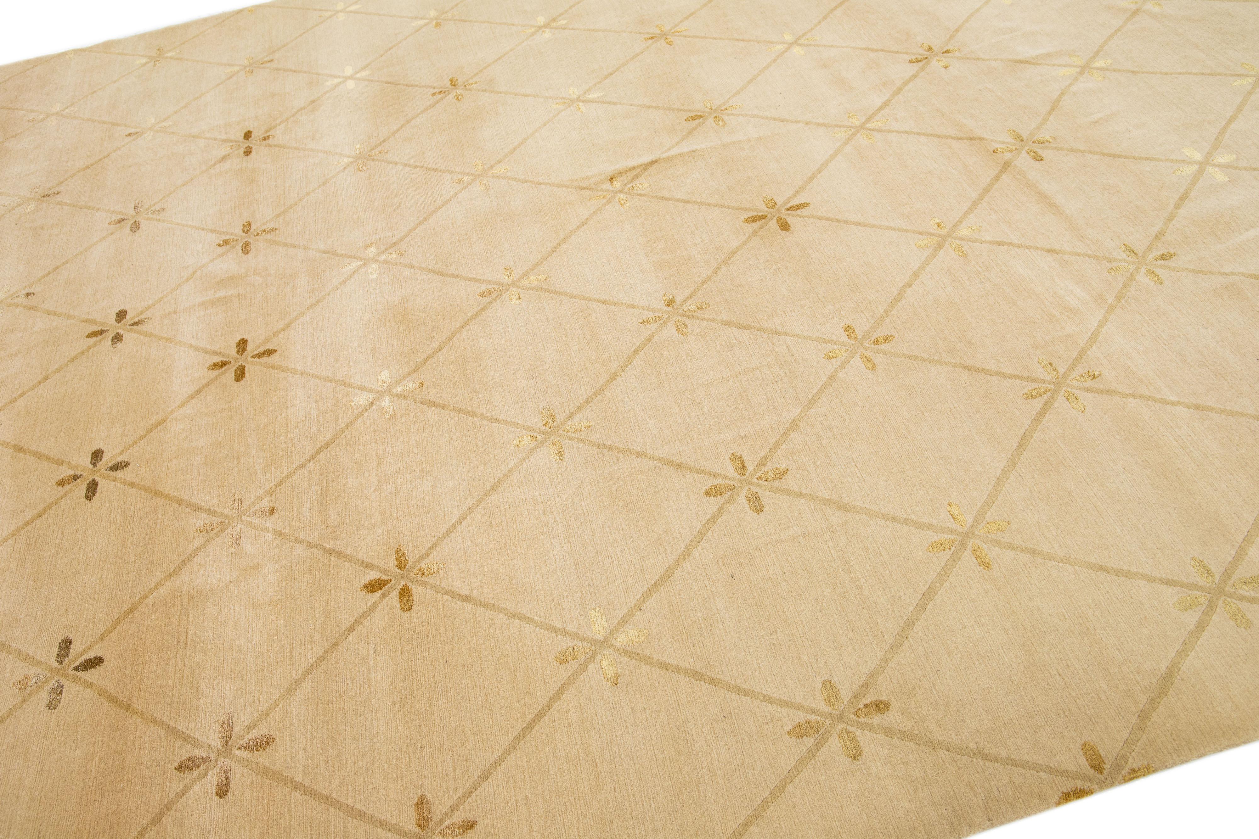 Tan Modern Tibetan Handmade Tribal Designed Wolle & Seide Teppich (Moderne der Mitte des Jahrhunderts) im Angebot