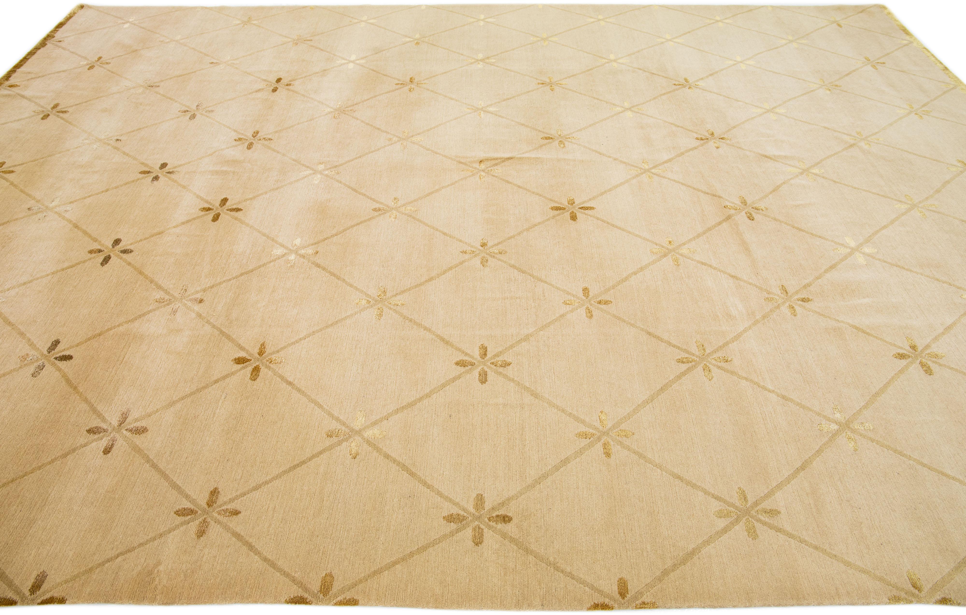 Tan Modern Tibetan Handmade Tribal Designed Wolle & Seide Teppich (Nepalesisch) im Angebot