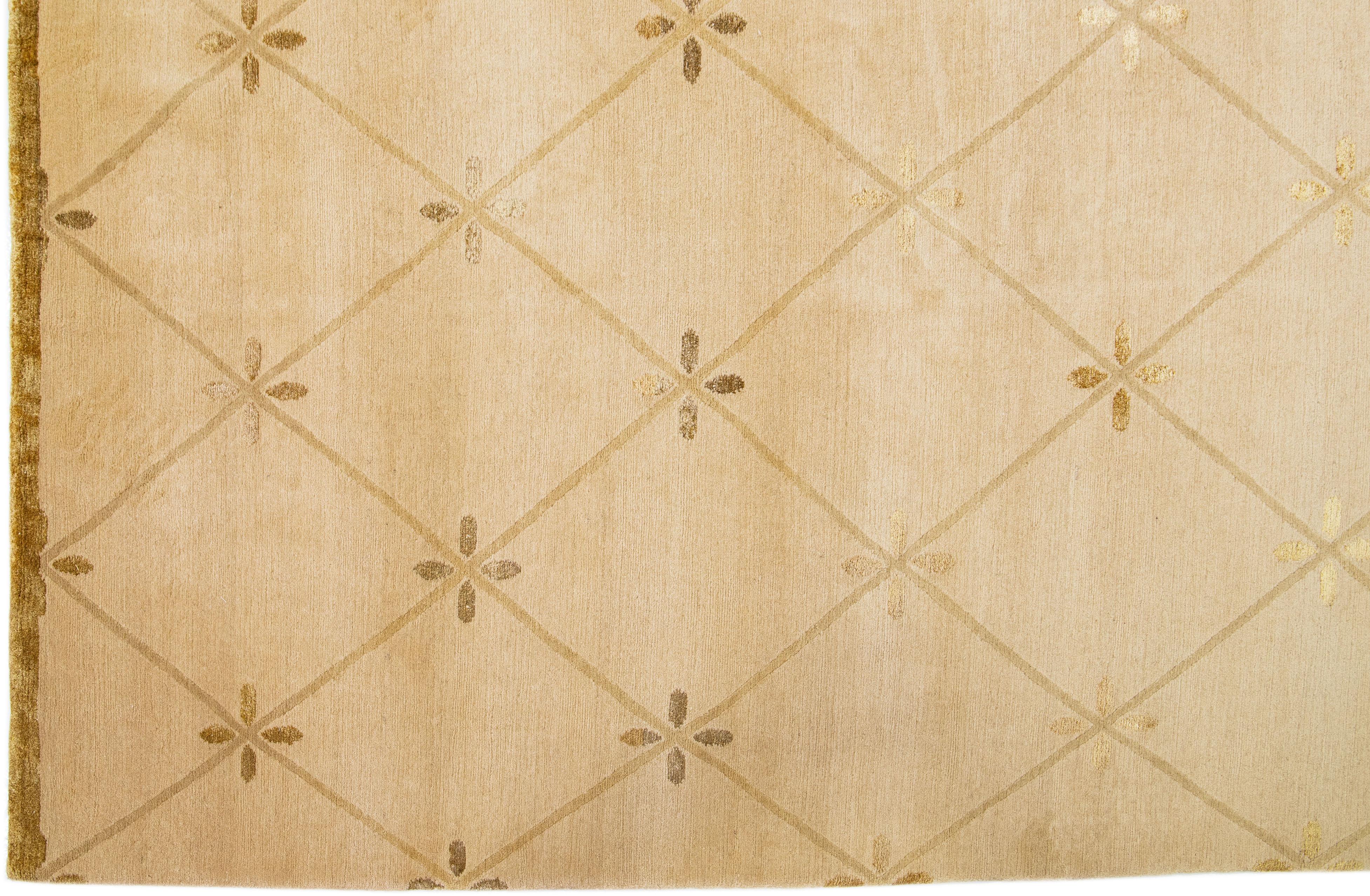 Tan Modern Tibetan Handmade Tribal Designed Wolle & Seide Teppich (Handgeknüpft) im Angebot