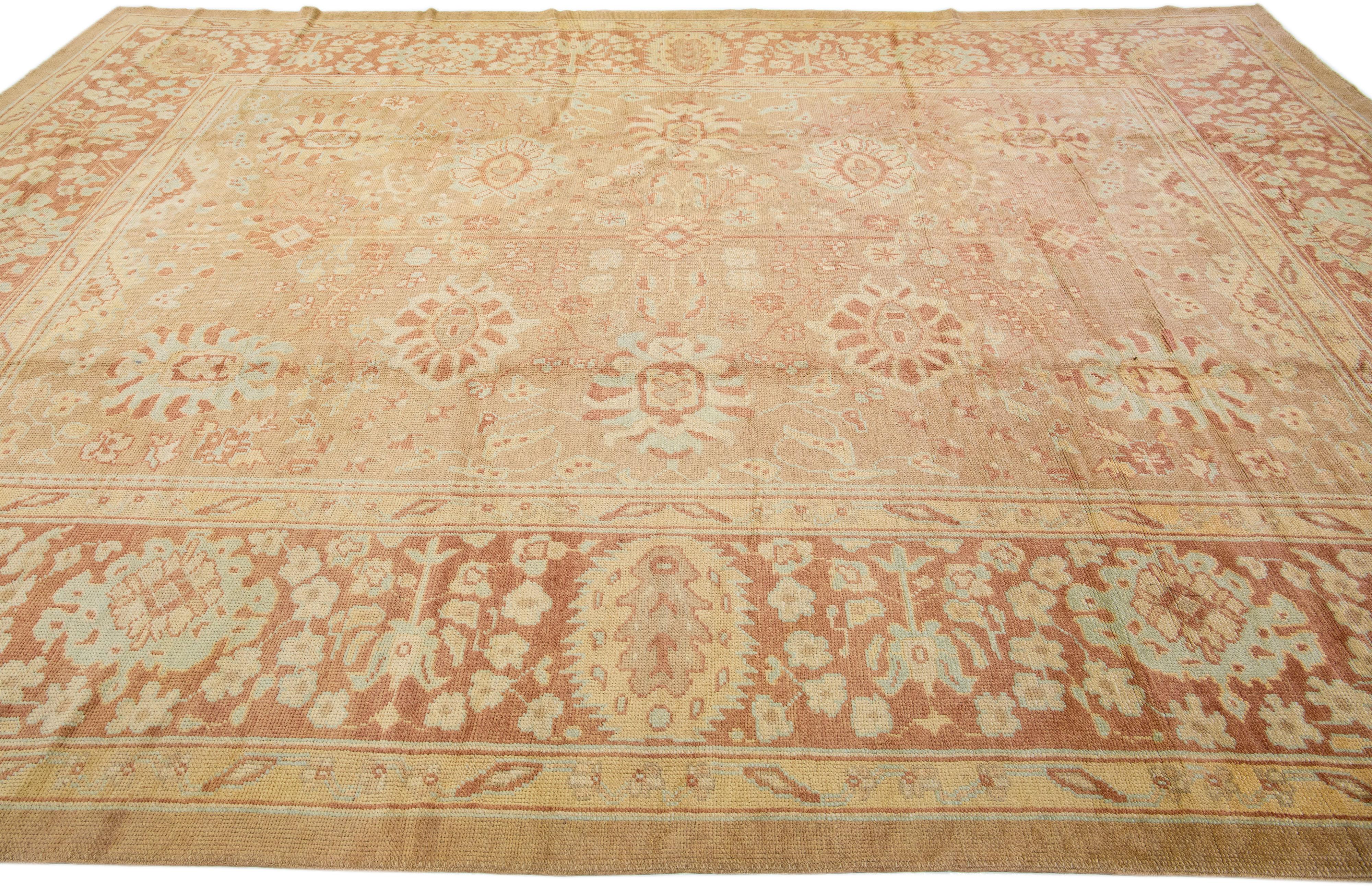 Tan Moderner türkischer Oushak-Wollteppich mit Blumenmotiv, handgefertigt (Türkisch) im Angebot