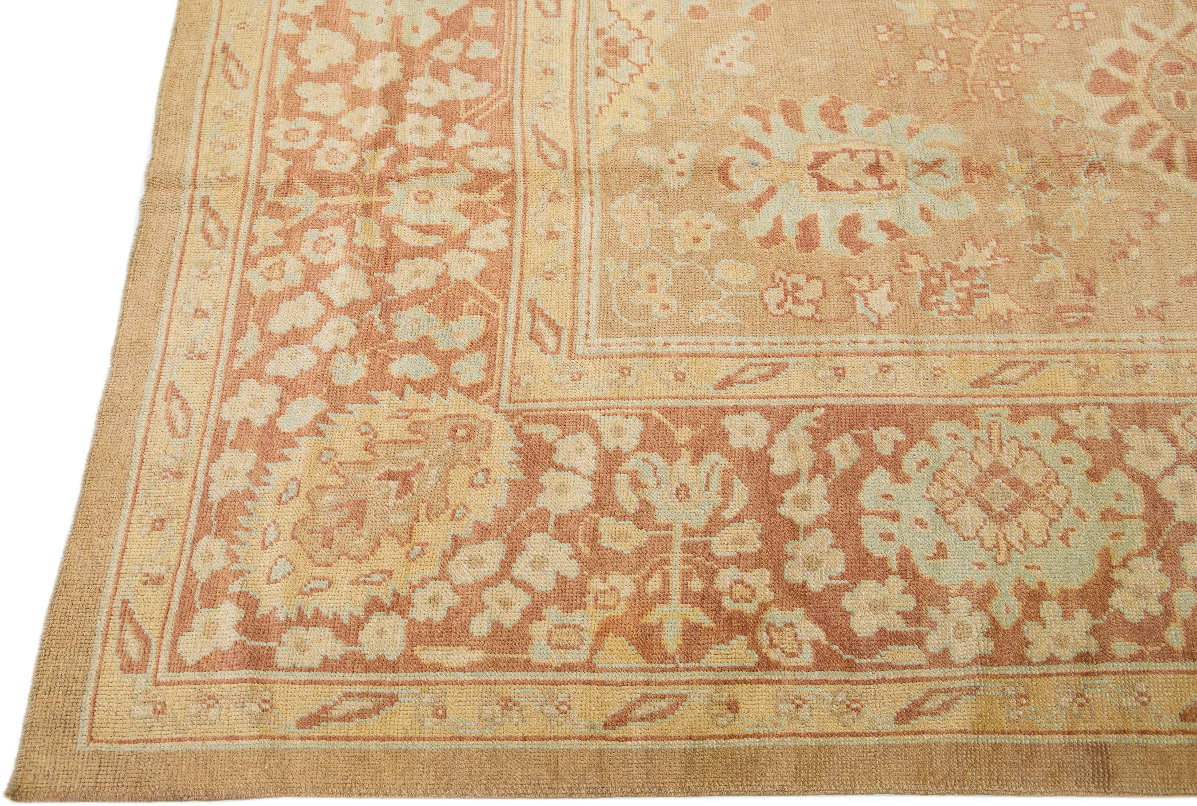 Tan Moderner türkischer Oushak-Wollteppich mit Blumenmotiv, handgefertigt (Handgeknüpft) im Angebot