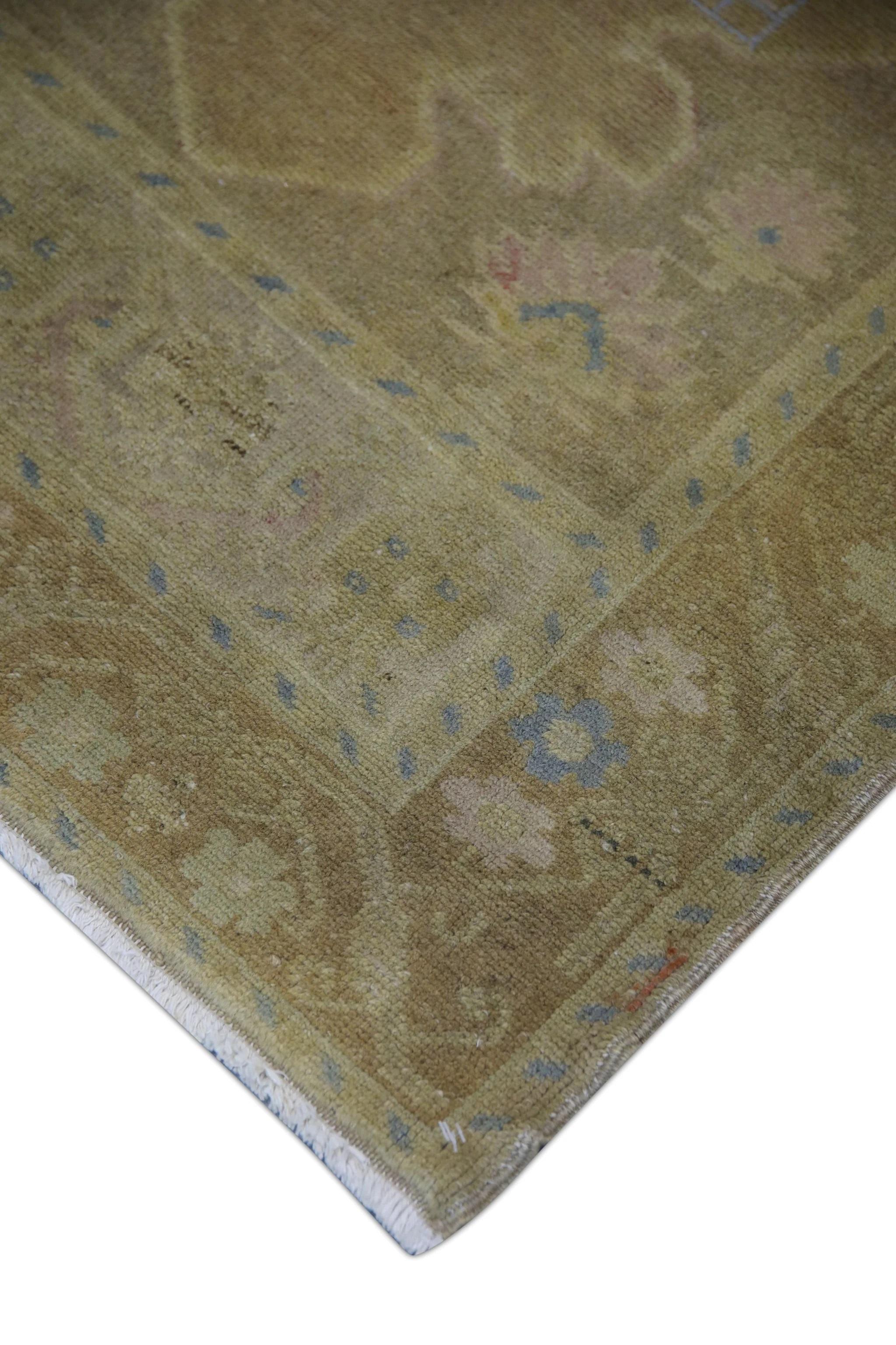Dieser exquisite türkische Oushak-Teppich im Vintage-Stil ist ein beeindruckendes Beispiel für traditionelle Handwerkskunst und zeitlose Schönheit. Dieser aus hochwertigen Wollfasern handgeknüpfte Teppich zeichnet sich durch komplizierte Muster und