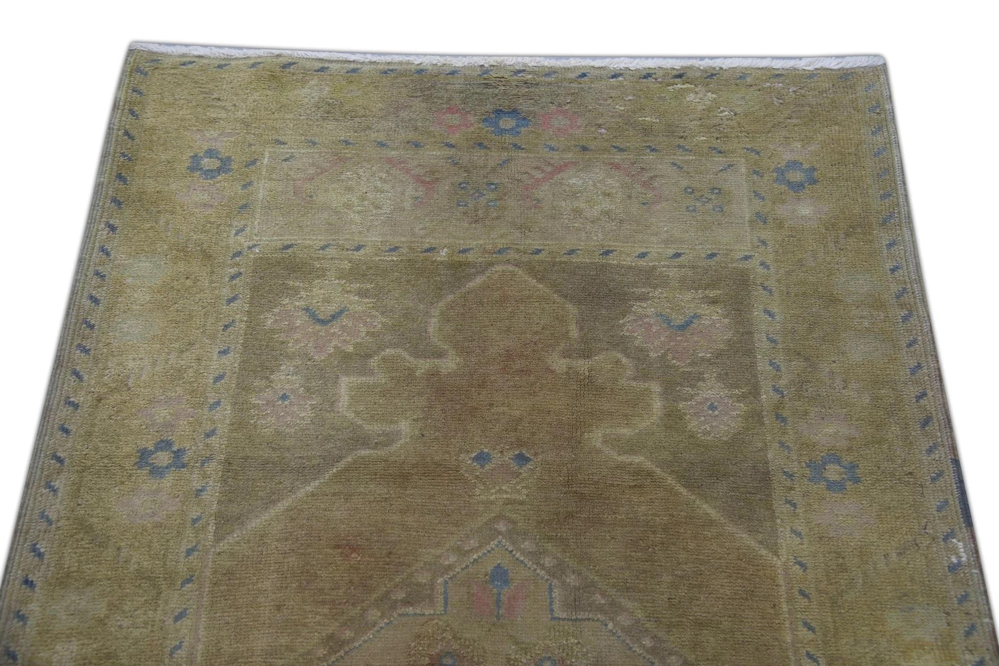 Tan Mehrfarbiger handgewebter türkischer Oushak-Teppich aus Wolle im Vintage-Stil 3'4
