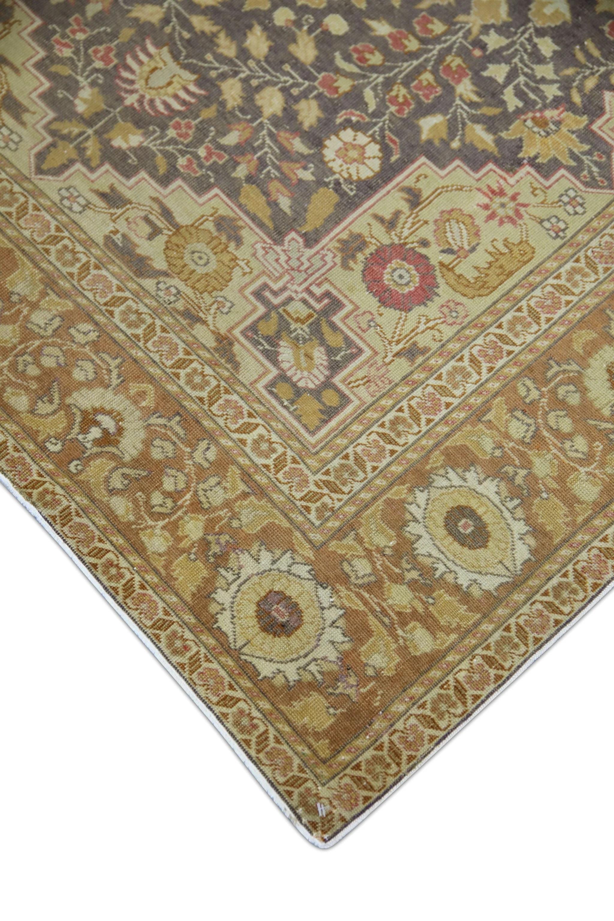 Dieser exquisite türkische Oushak-Teppich im Vintage-Stil ist ein beeindruckendes Beispiel für traditionelle Handwerkskunst und zeitlose Schönheit. Dieser aus hochwertigen Wollfasern handgeknüpfte Teppich zeichnet sich durch komplizierte Muster und