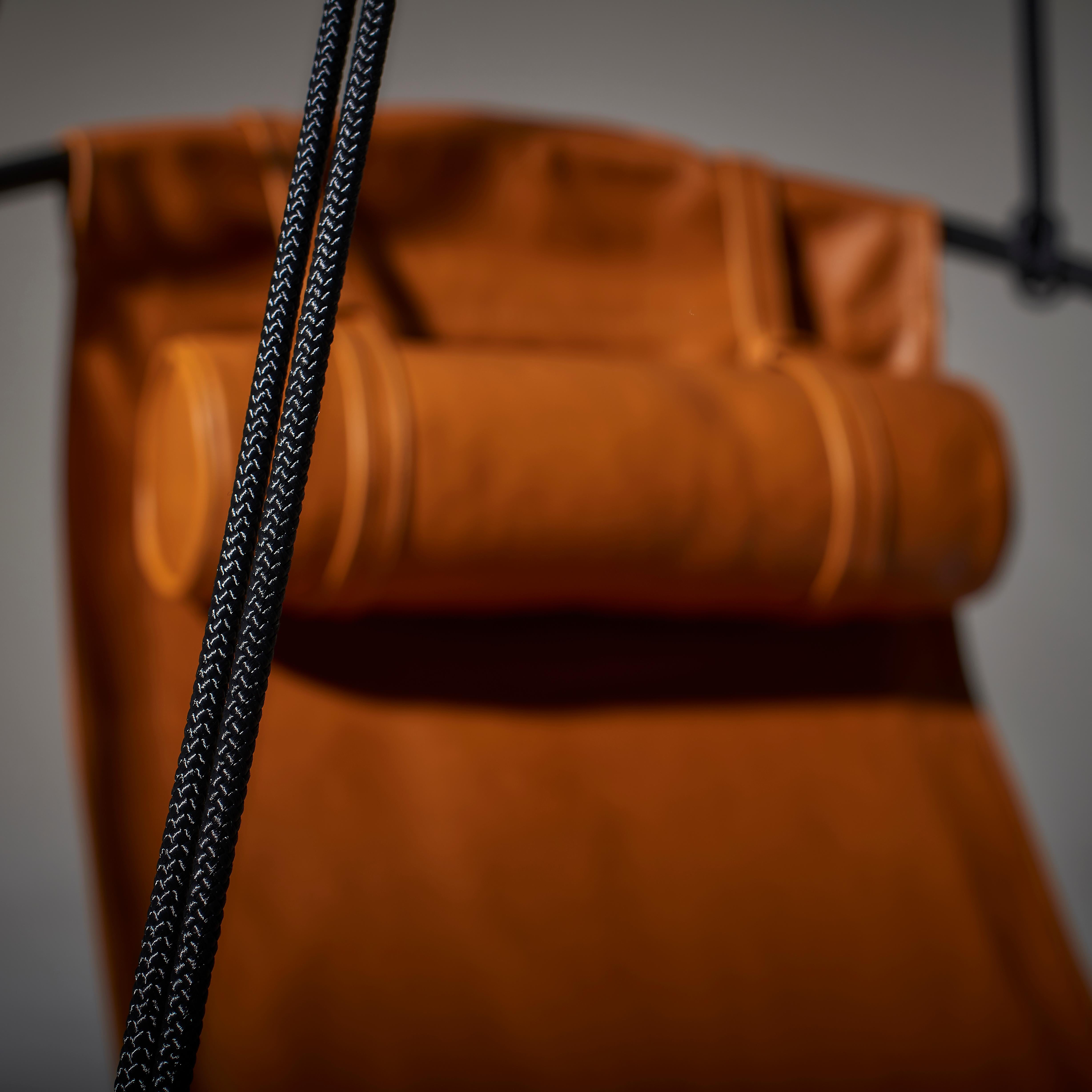 Fait main The Moderns OCHRE cuir souple Tan Sling - Swing Chair en vente