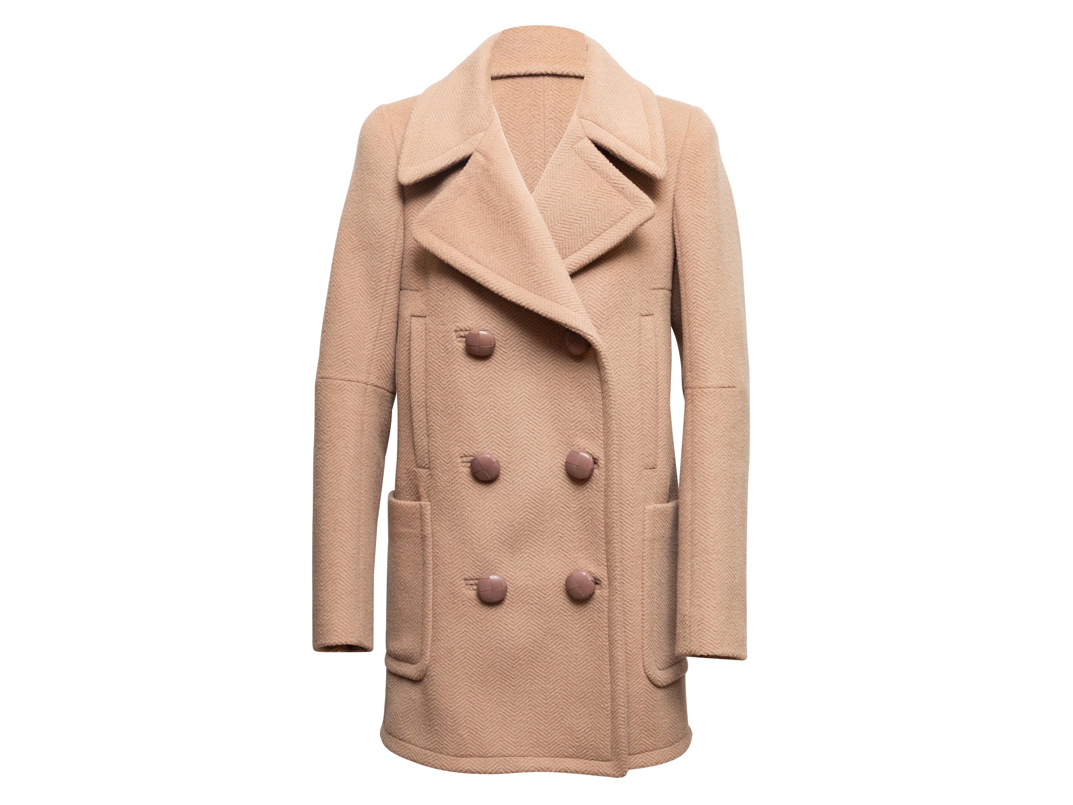 Brauner, doppelt geflochtener Wollmantel von Stella McCartney. Durchgehende Chevron-Struktur. Gekerbtes Revers. Vier Taschen. Vordere Knopfverschlüsse. 40