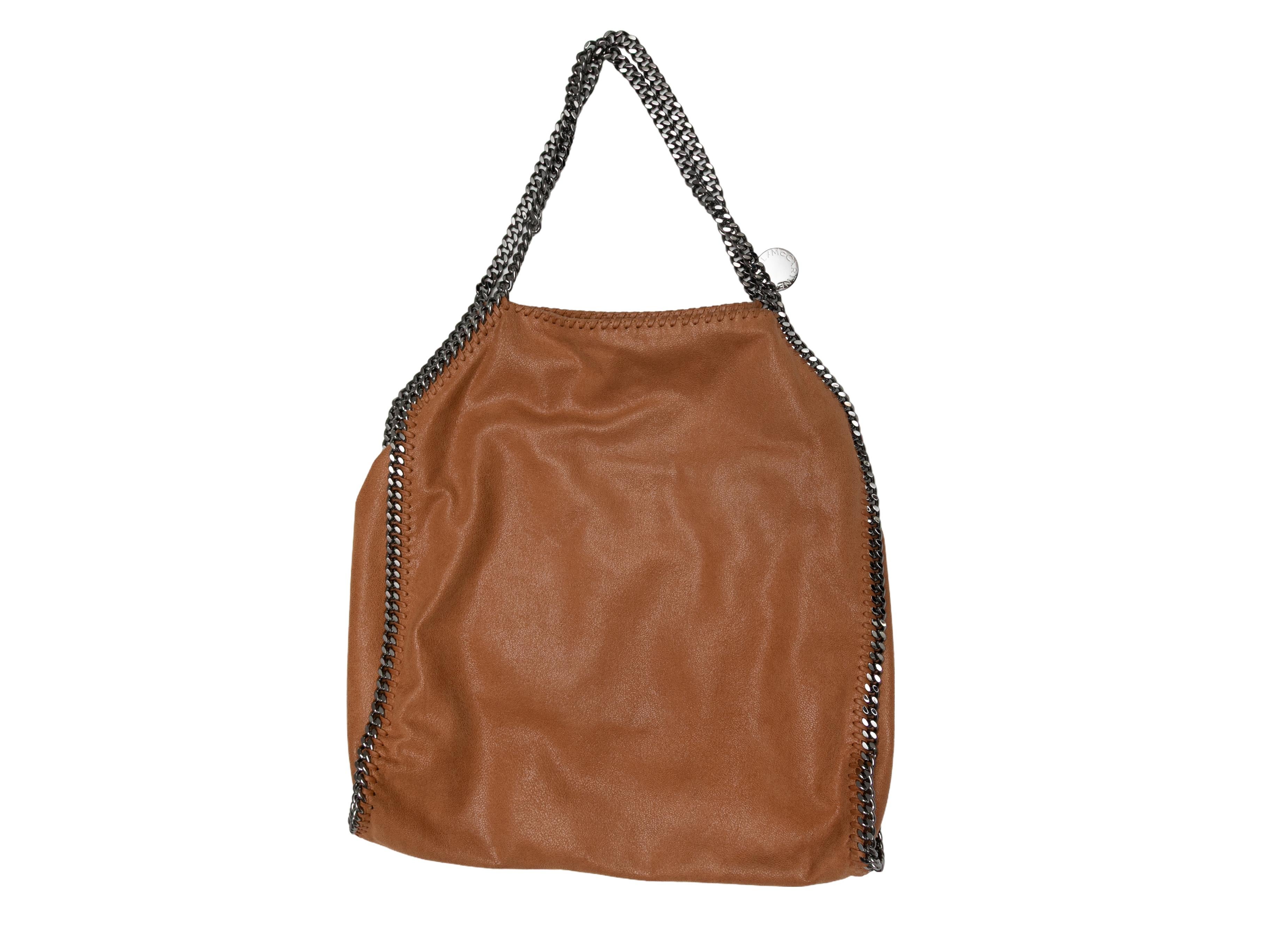 Hellbraune Stella McCartney Falabella Tasche aus Kunstleder. Die Falabella Bag hat ein Gehäuse aus Wildlederimitat, silberfarbene Beschläge, eine Kettenverzierung und zwei Kettengriffe. 16